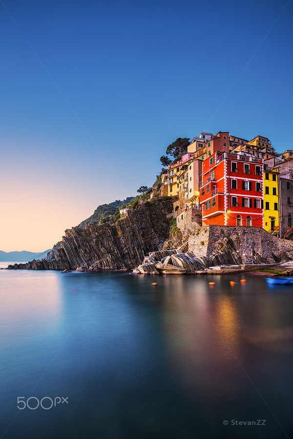 Canon EF 16-35mm F4L IS USM sample photo. Riomaggiore town, cape and sea landscape at sunset. cinque terre photography