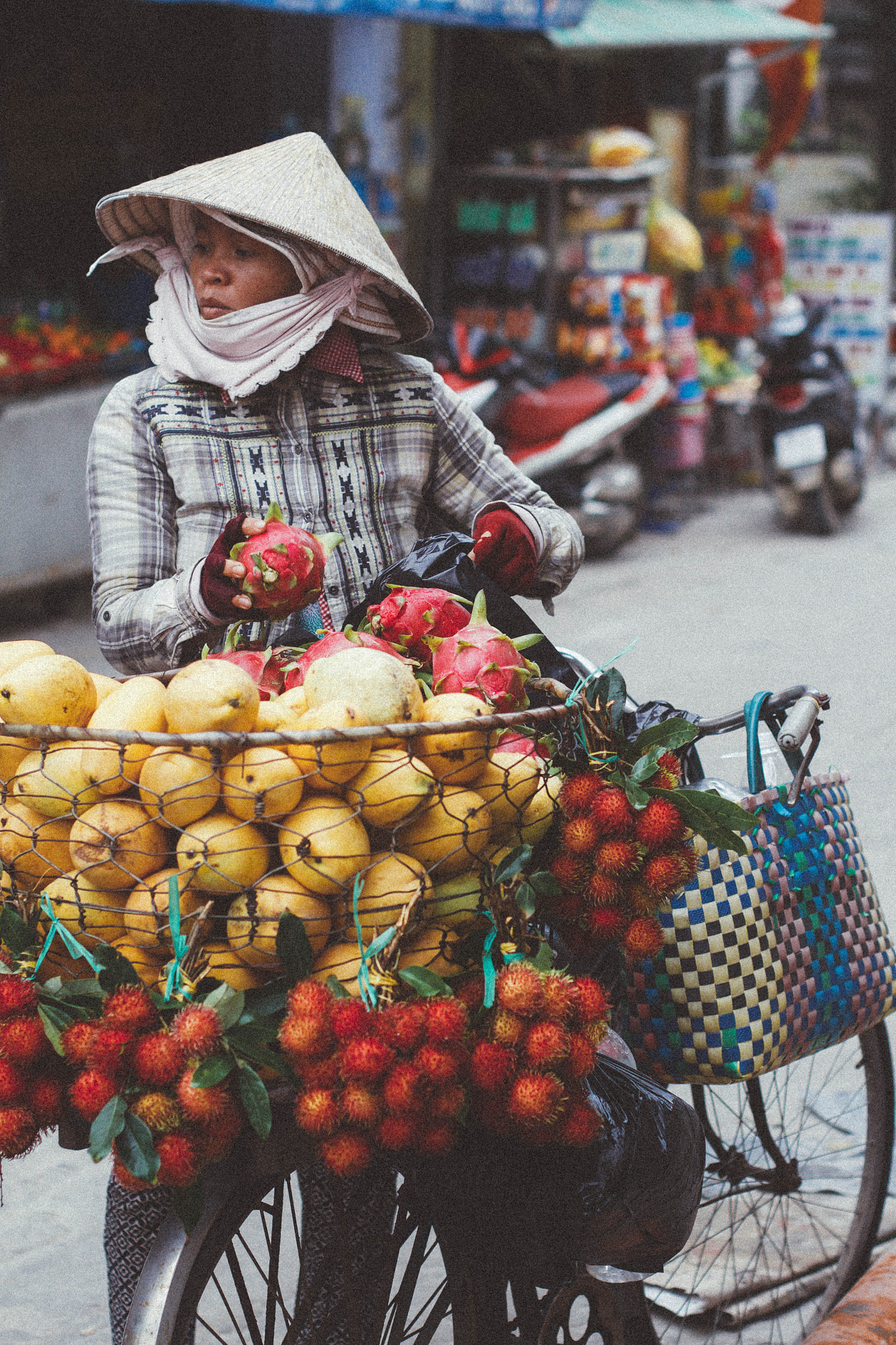 Canon EOS 700D (EOS Rebel T5i / EOS Kiss X7i) + Canon EF 50mm F1.4 USM sample photo. Vietnam photography