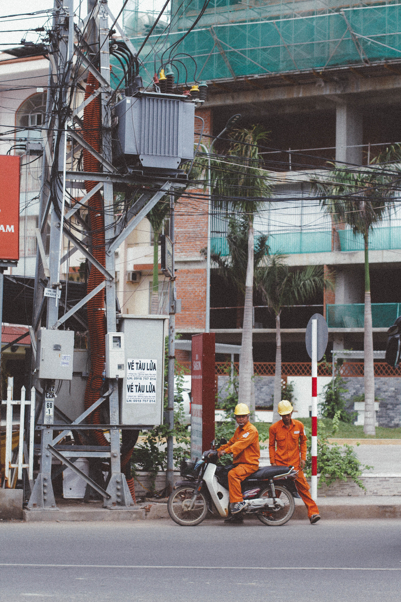 Canon EOS 700D (EOS Rebel T5i / EOS Kiss X7i) + Canon EF 50mm F1.4 USM sample photo. Vietnam photography