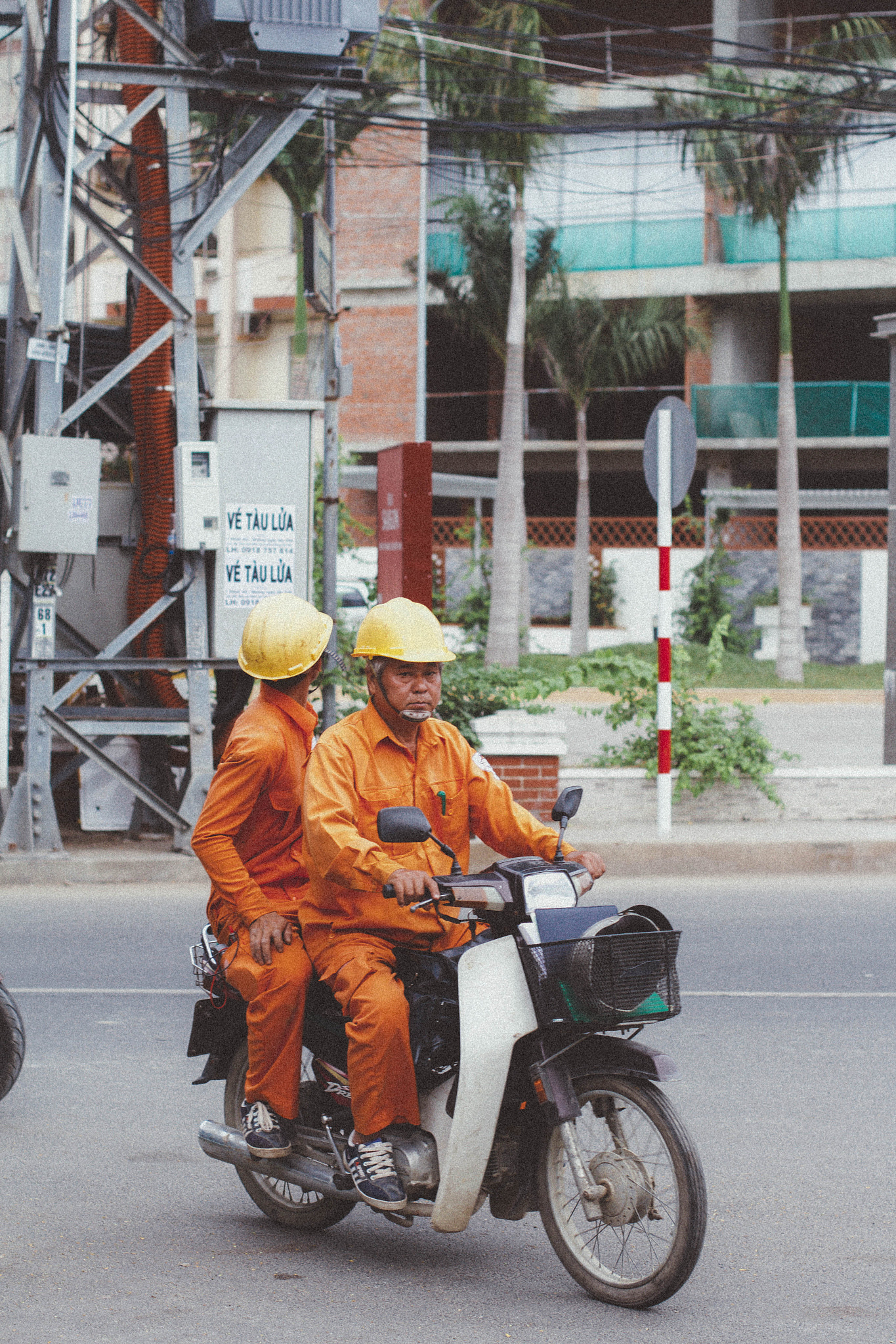 Canon EOS 700D (EOS Rebel T5i / EOS Kiss X7i) + Canon EF 50mm F1.4 USM sample photo. Vietnam photography