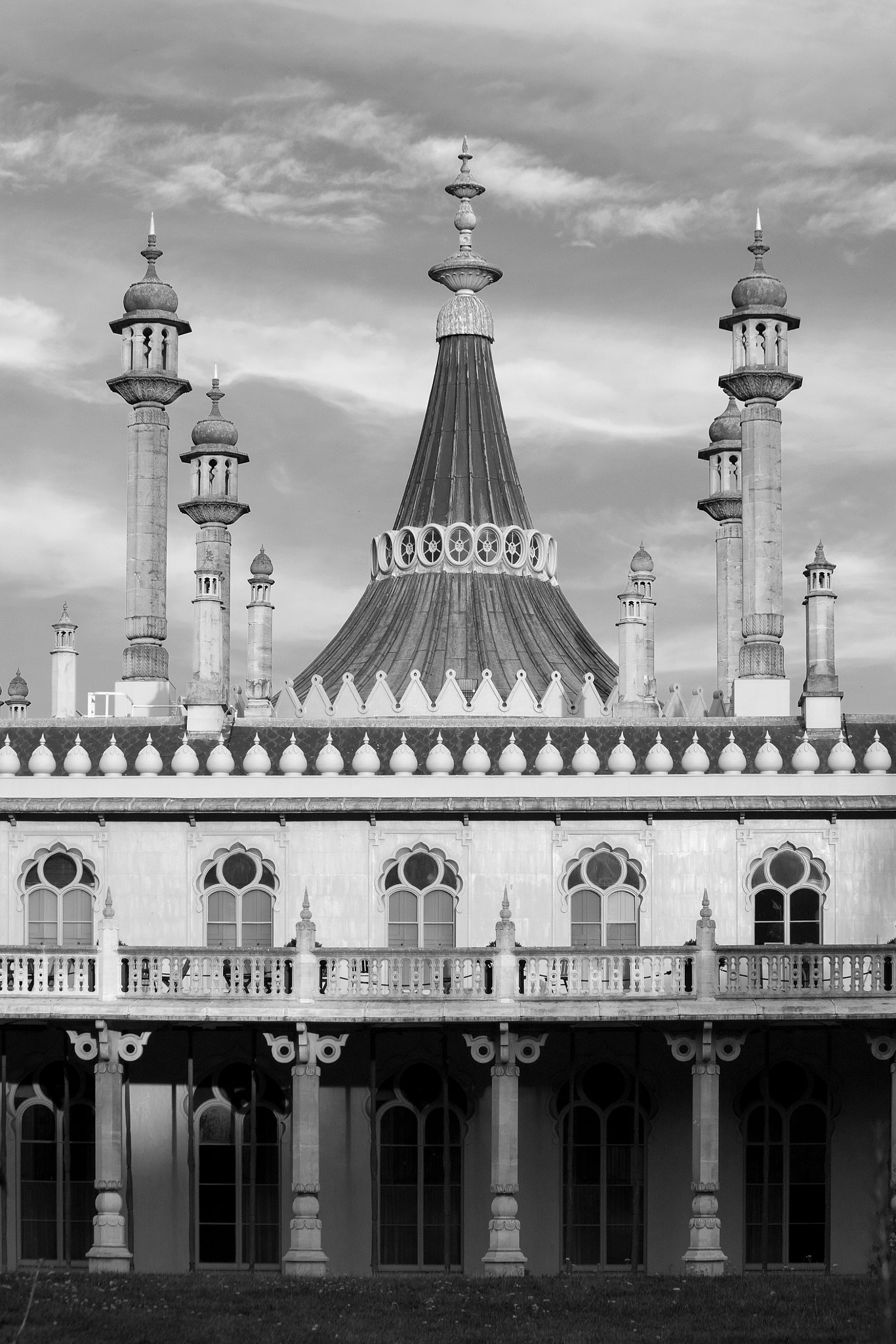 Canon EF-S 55-250mm F4-5.6 IS sample photo. Brighton's royal pavilion - monochrome photography