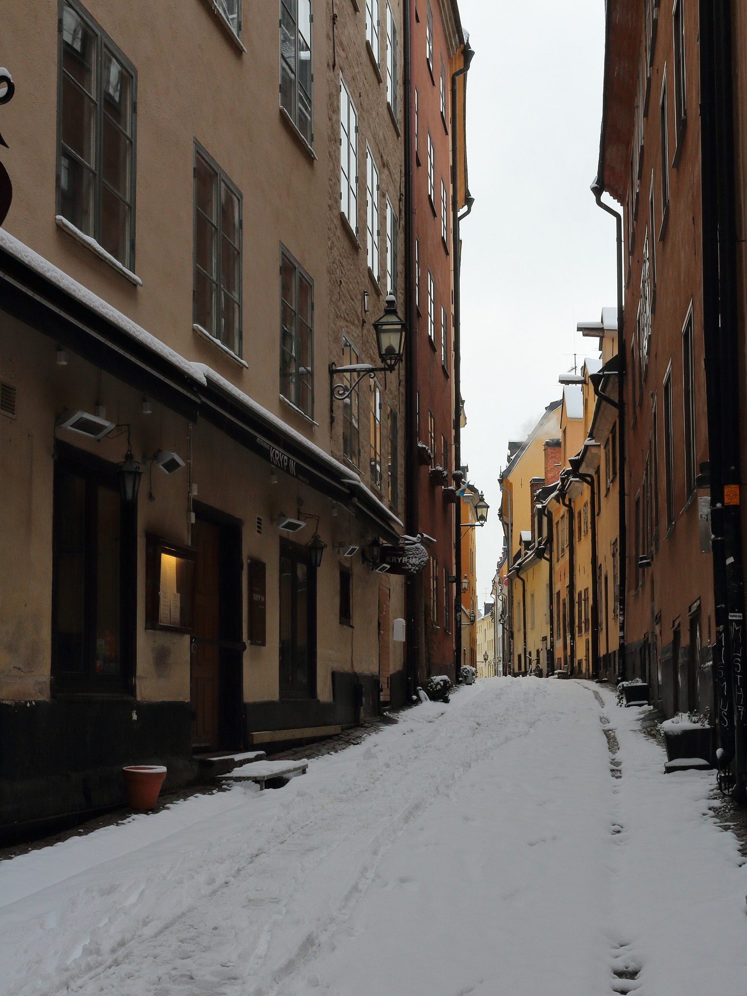 Canon EOS 1200D (EOS Rebel T5 / EOS Kiss X70 / EOS Hi) + Canon EF-S 24mm F2.8 STM sample photo. Stockholm old town photography
