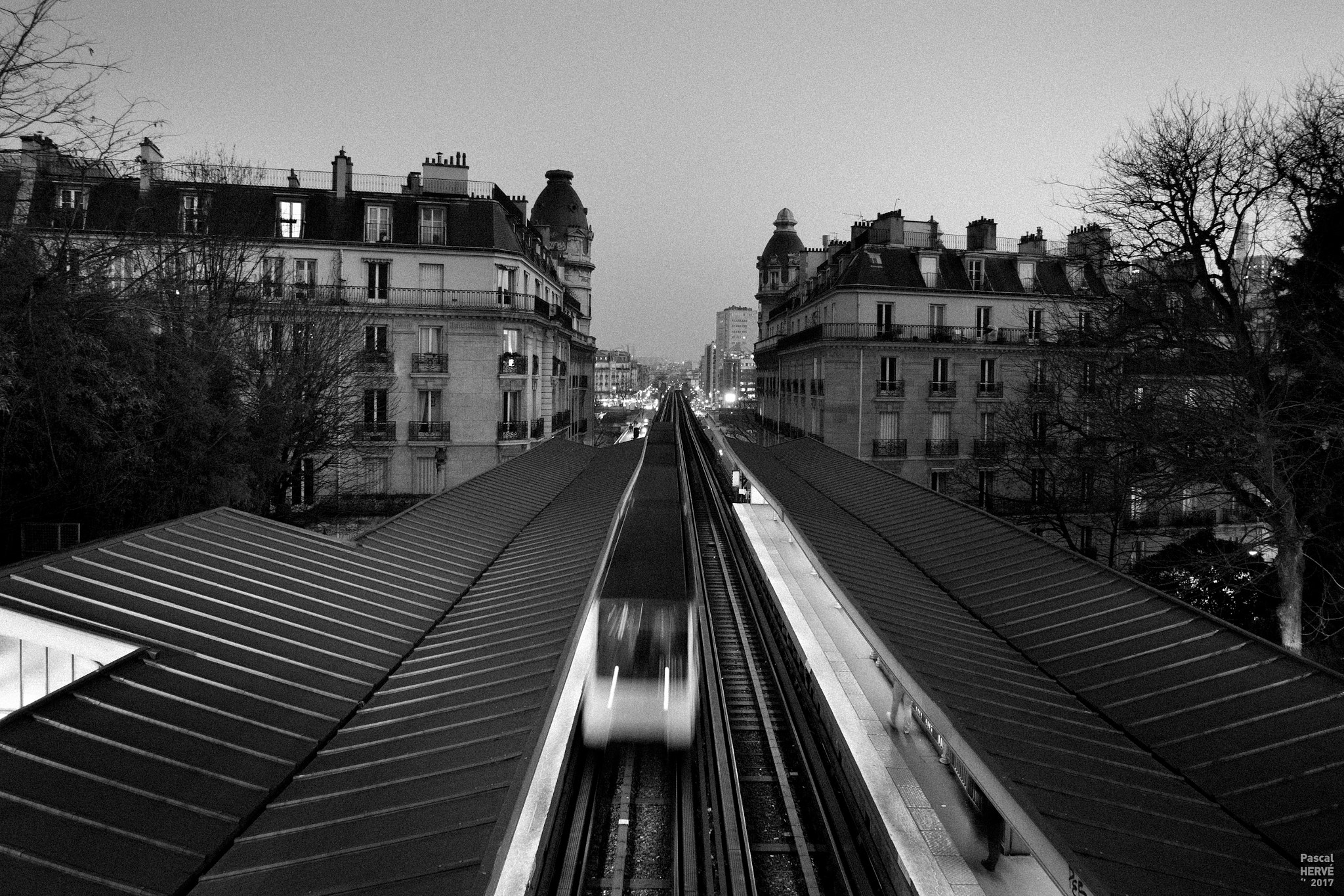 Panasonic Lumix DMC-GX85 (Lumix DMC-GX80 / Lumix DMC-GX7 Mark II) sample photo. Métro passy photography
