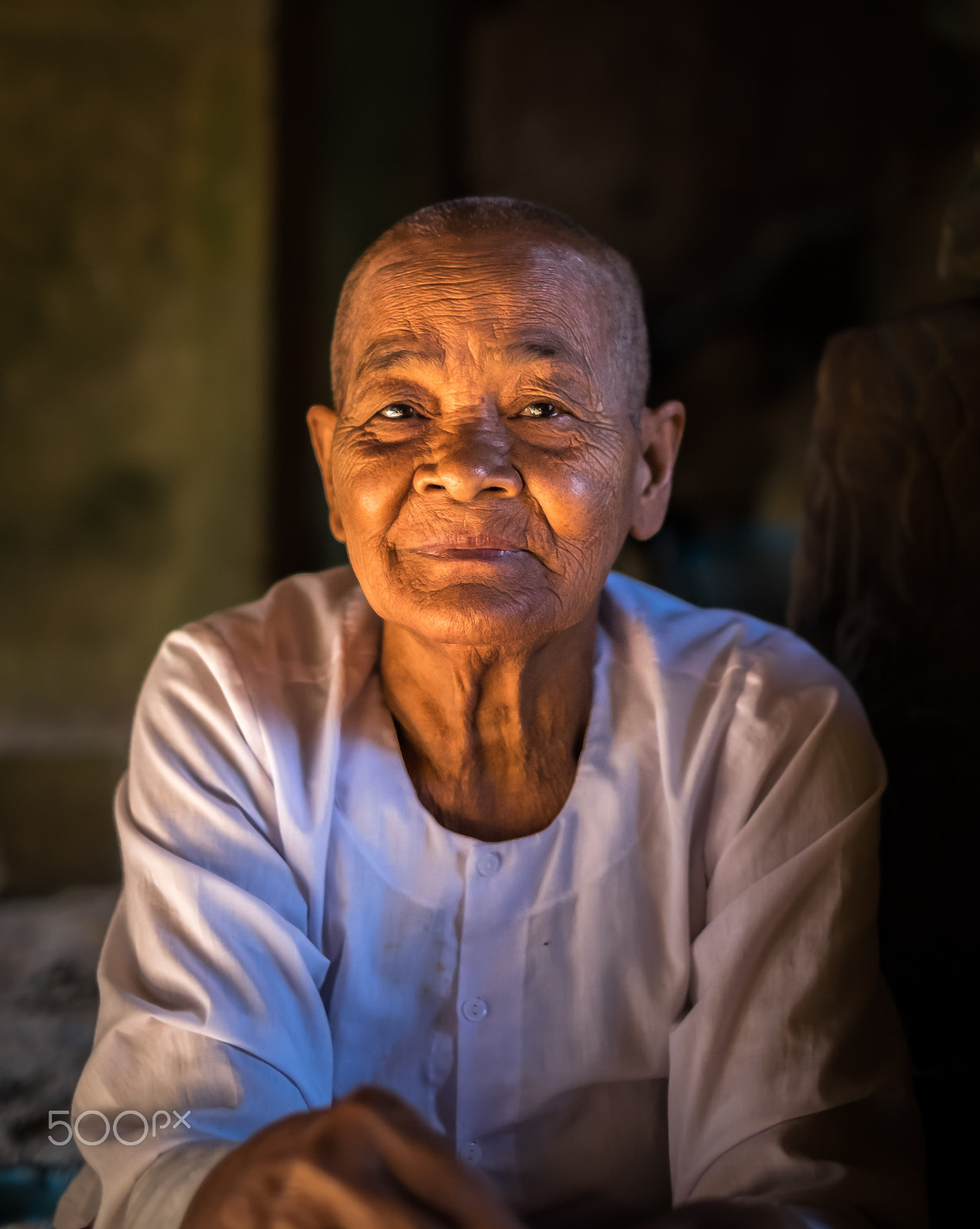 Fujifilm X-E2 + Fujifilm XF 35mm F1.4 R sample photo. Cambodian woman photography
