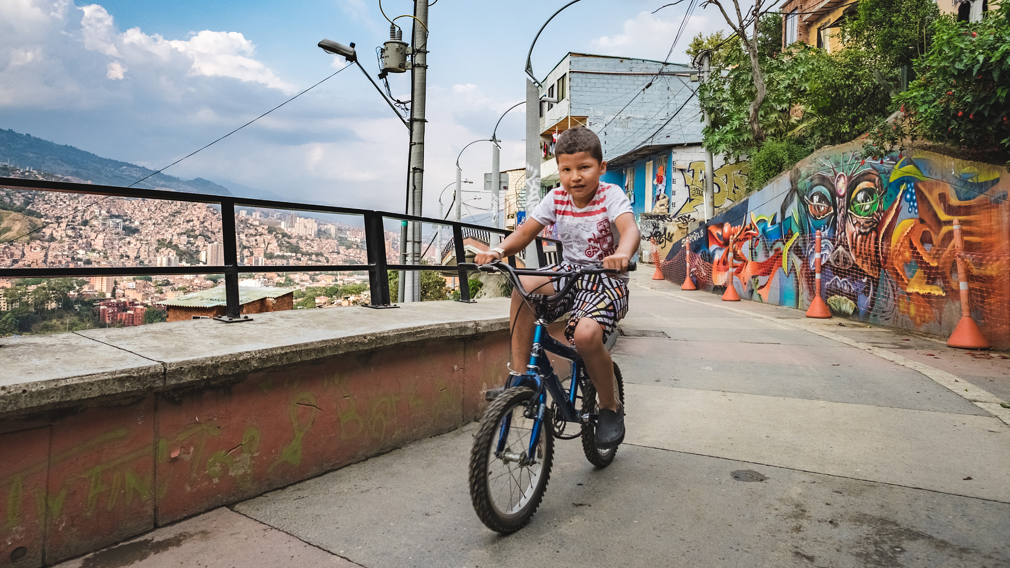 Fujifilm X-T1 + Fujifilm XF 14mm F2.8 R sample photo. La comuna n.º 13 san javier photography