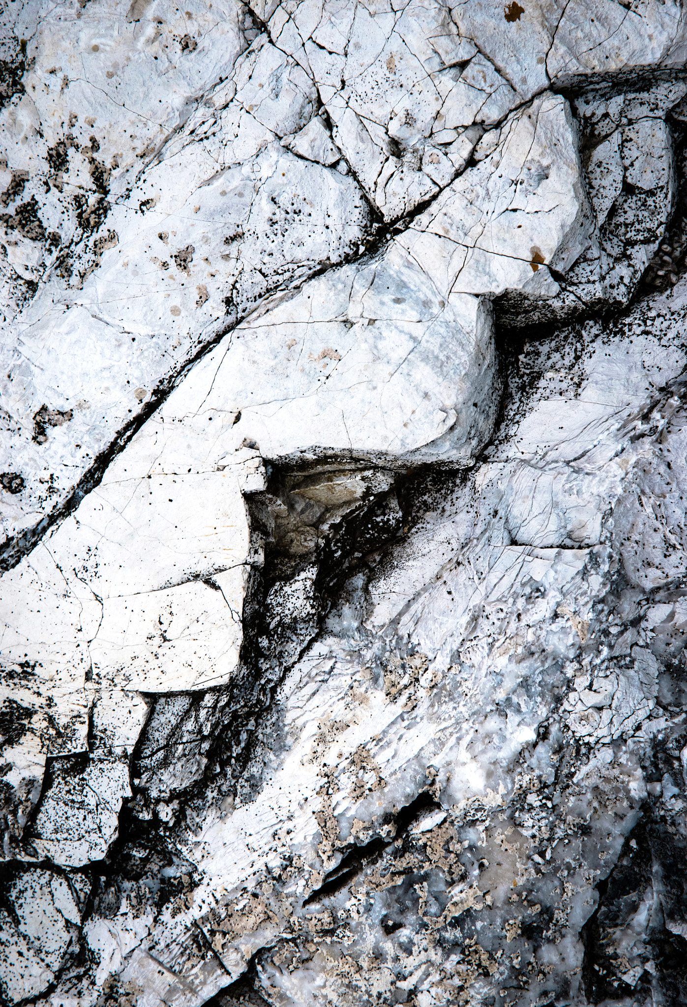 Nikon D5500 sample photo. Limestone rock with a zigzag crack photography