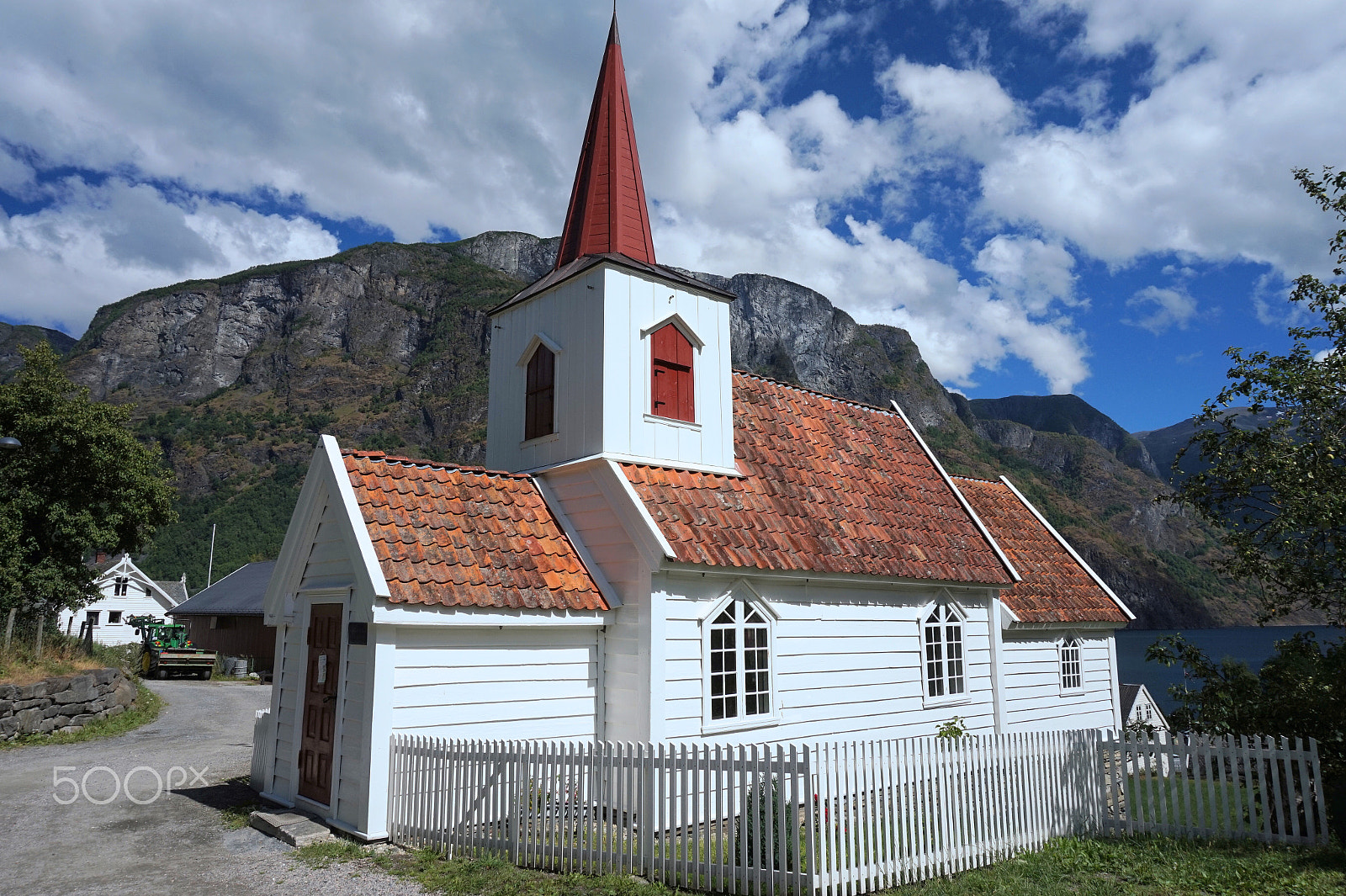 Sony Alpha a5000 (ILCE 5000) + Sony E 18-50mm F4-5.6 sample photo. Undredal stave church photography