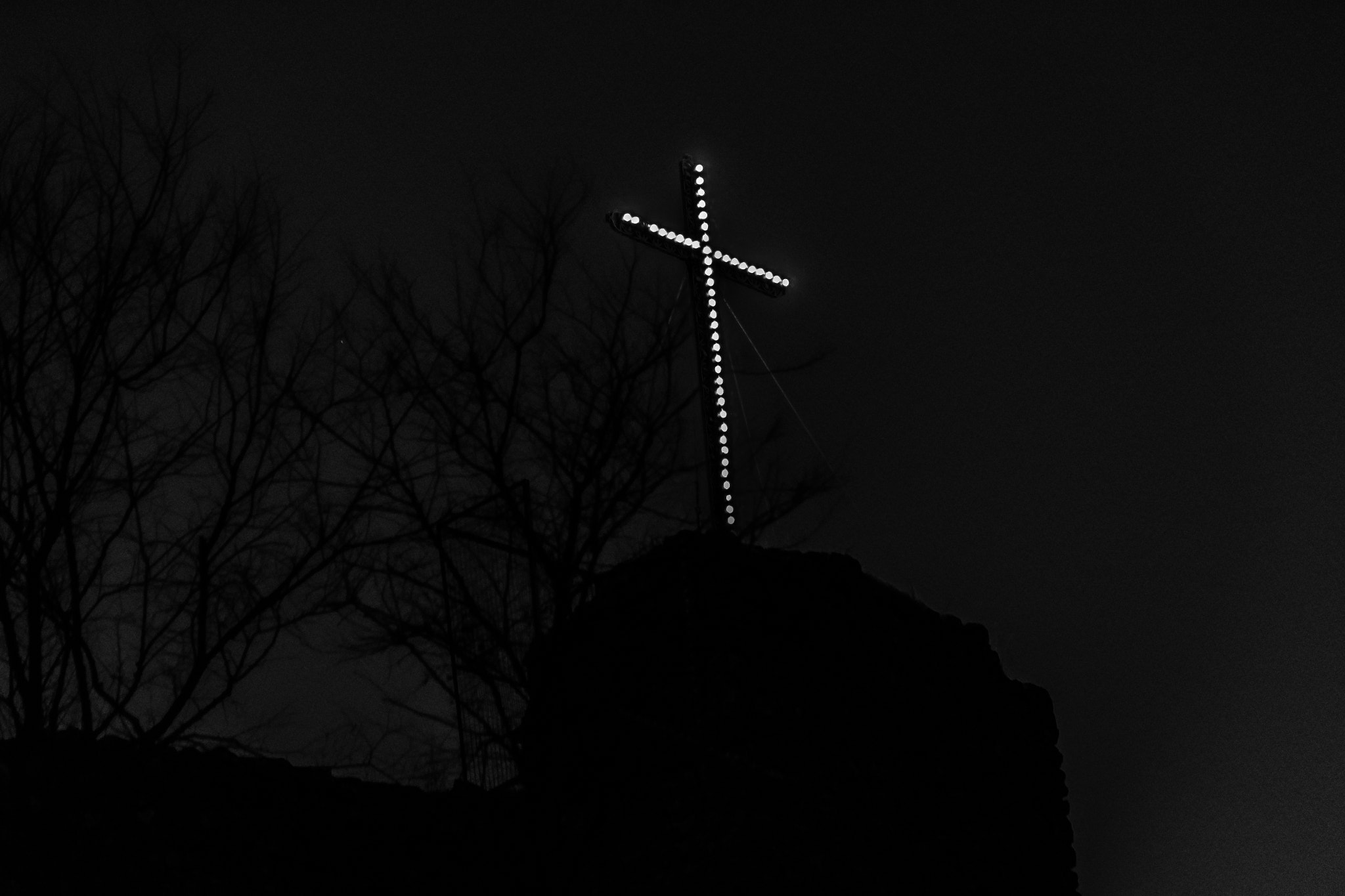 Sigma 18-250mm F3.5-6.3 DC OS HSM sample photo. Light against darkness photography