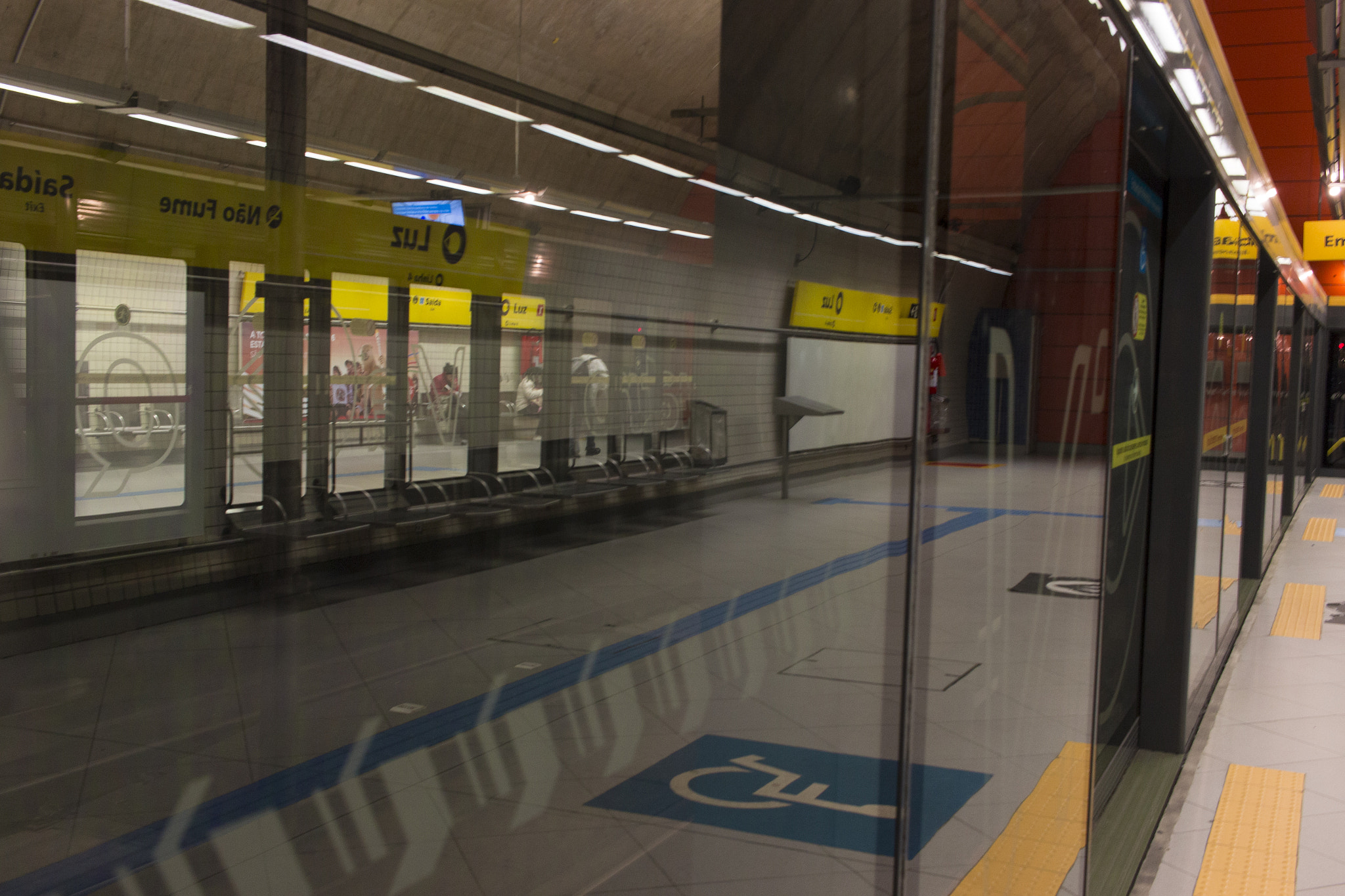 Canon EF-S 24mm F2.8 STM sample photo. Metrô () photography