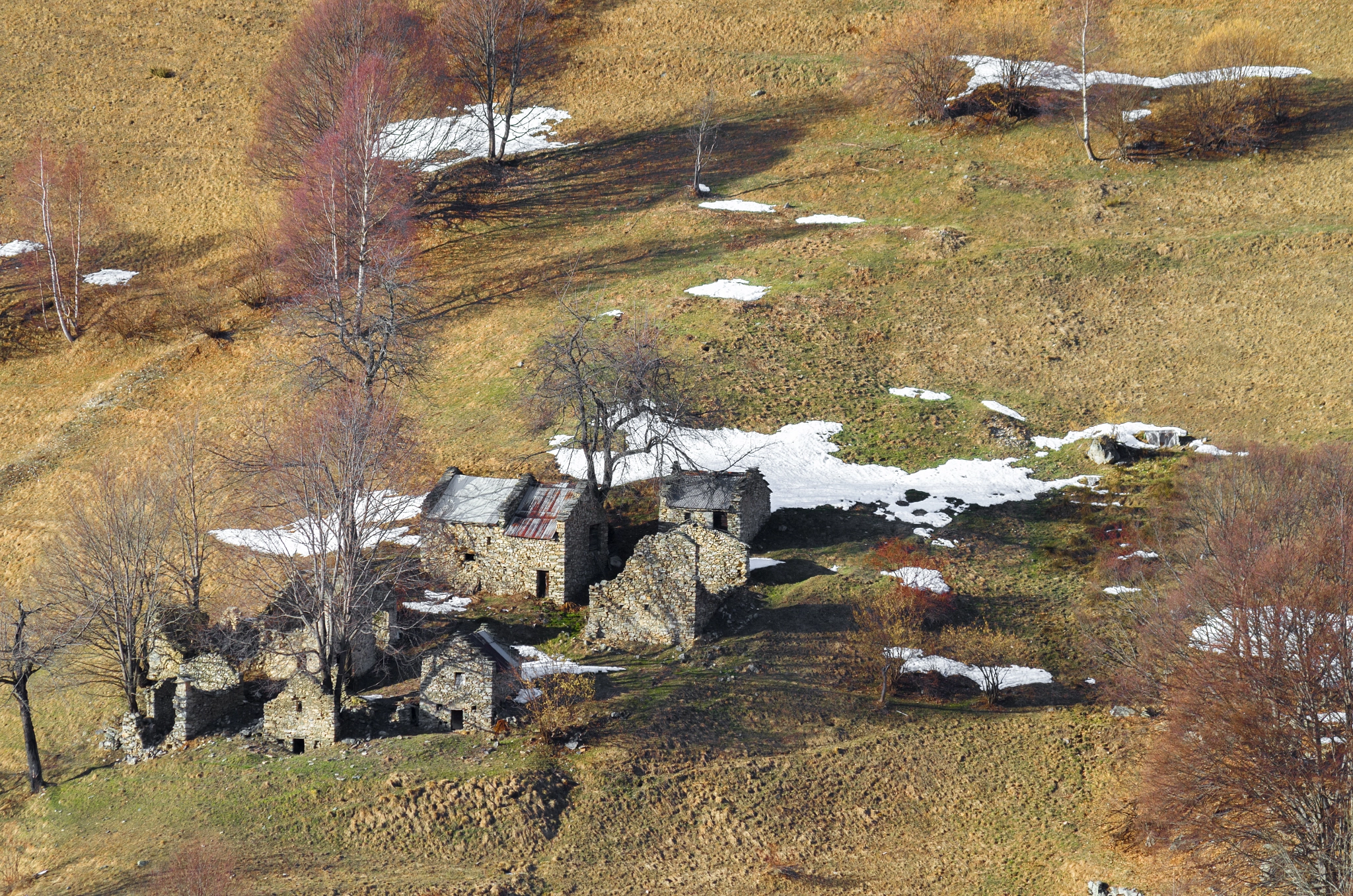 Pentax K-500 + smc PENTAX-DA L 50-200mm F4-5.6 ED sample photo. Abandoned village photography