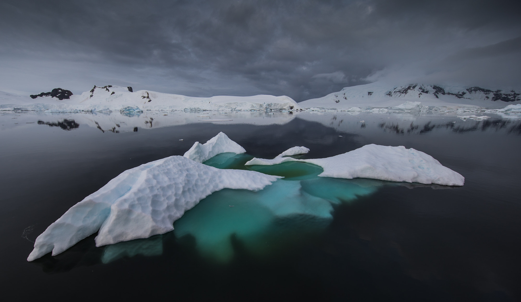 Canon EF 11-24mm F4L USM sample photo. Gerlache strait,  nansen island - 41186 photography
