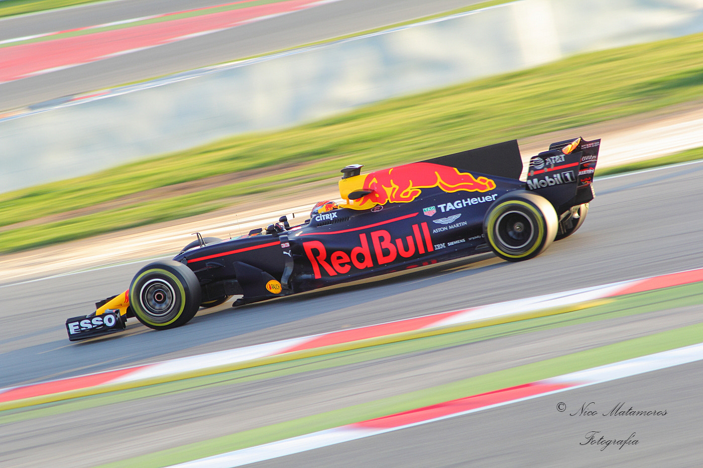 Canon EOS 60D + Canon EF 70-210mm f/4 sample photo. Red bull racing rb13_max verstappen nº33 photography
