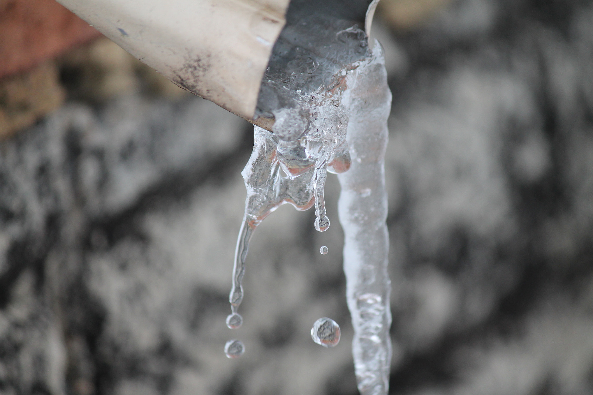 Canon EOS 1100D (EOS Rebel T3 / EOS Kiss X50) sample photo. Dripping icicle photography