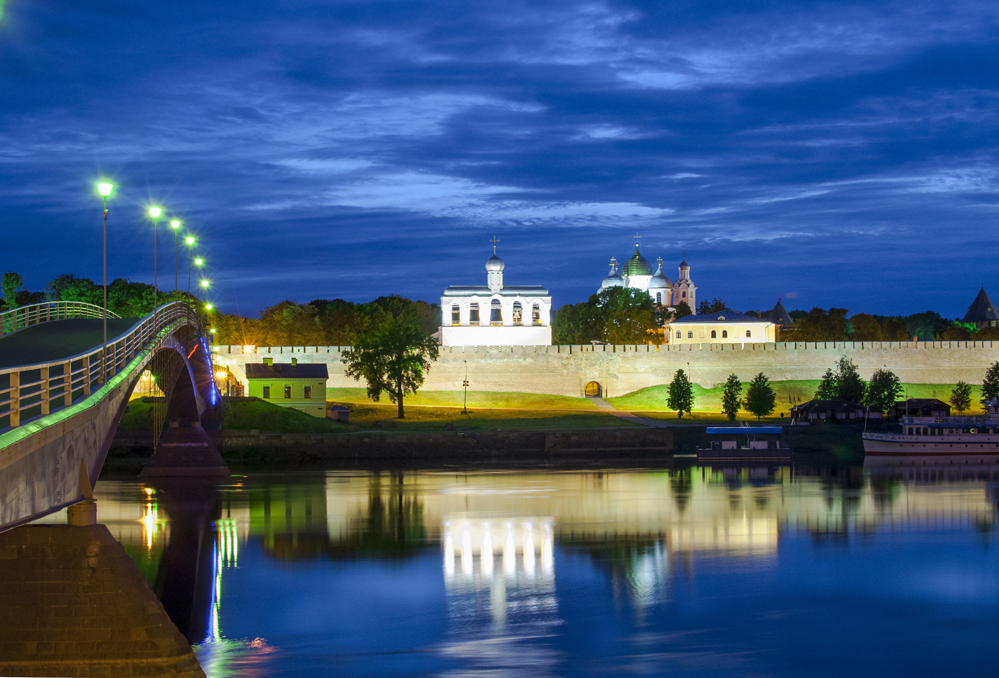 Nikon D5000 + Nikon AF-S DX Nikkor 35mm F1.8G sample photo. Novgorod, summer night photography