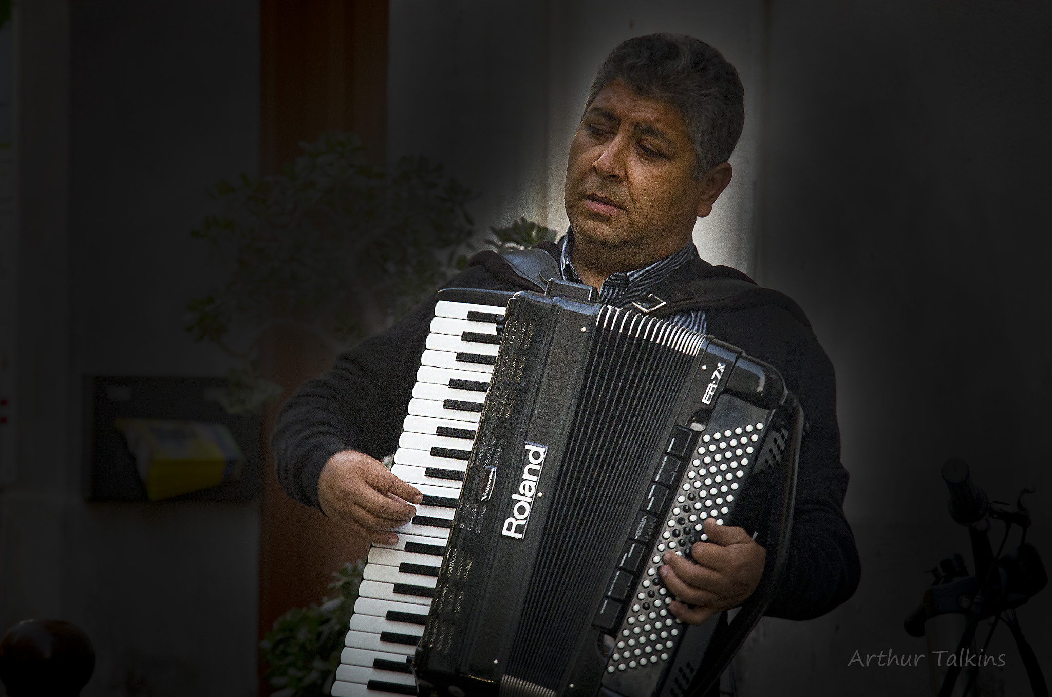 Sigma 70-200mm F2.8 EX DG Macro HSM II sample photo. Sorrento: night music...a crowd pleaser... photography