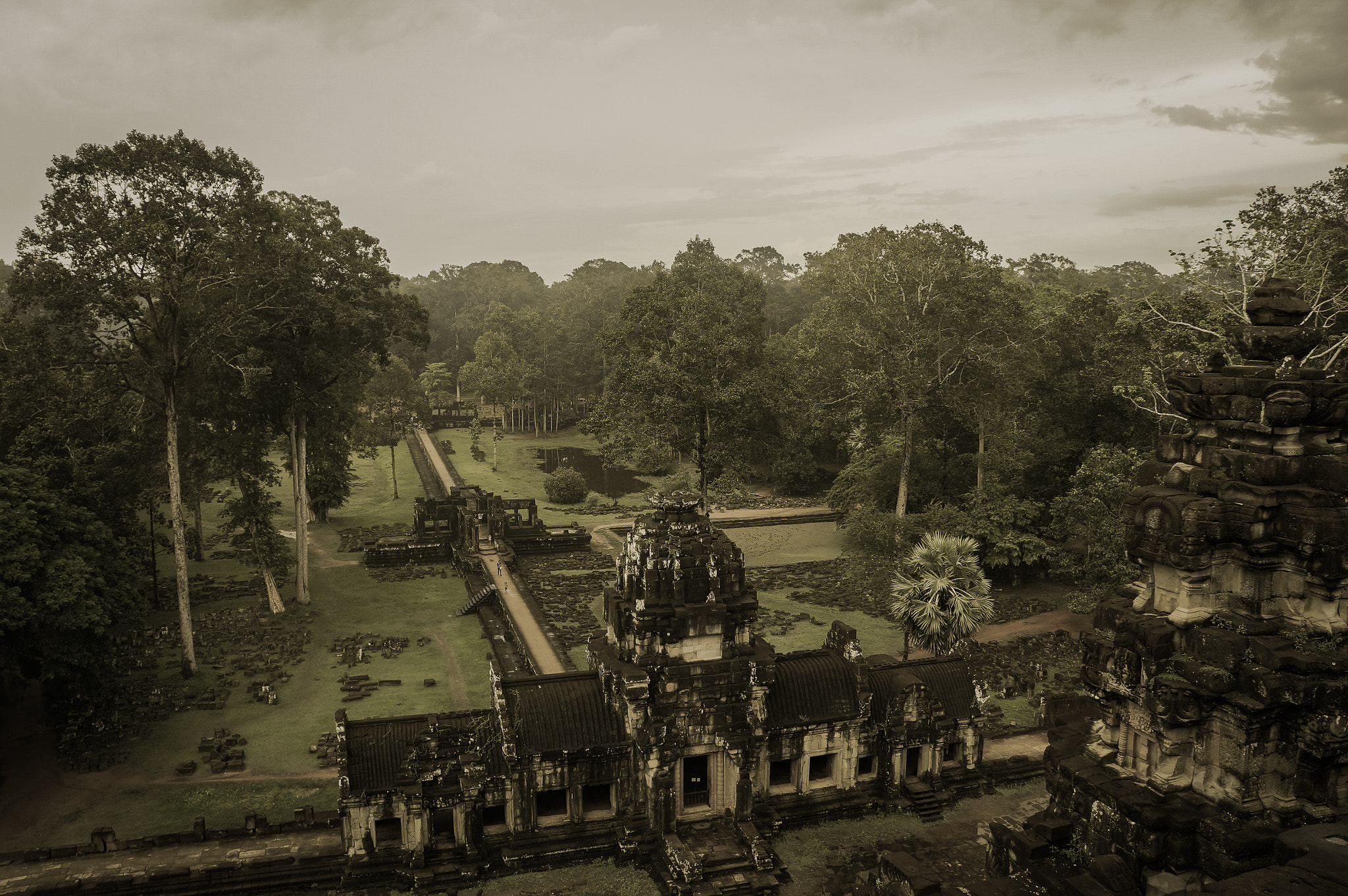 Sony Alpha NEX-5R + Sony E 18-55mm F3.5-5.6 OSS sample photo. Angkor temple photography