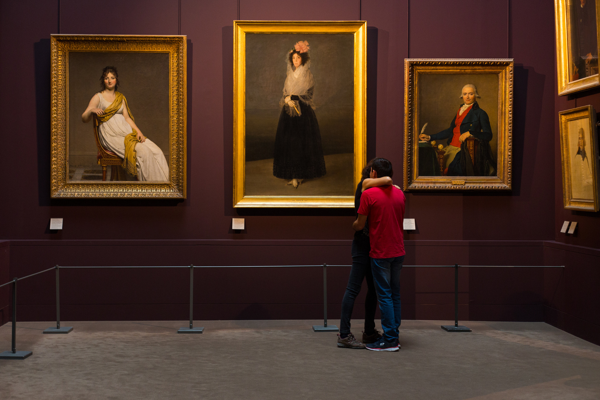 Canon EF 50mm f/1.8 sample photo. Hugs in the louvre photography