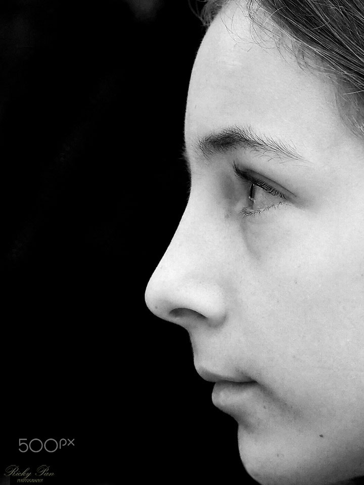 Olympus OM-D E-M5 II + Olympus M.Zuiko Digital ED 75mm F1.8 sample photo. Lady profile photography