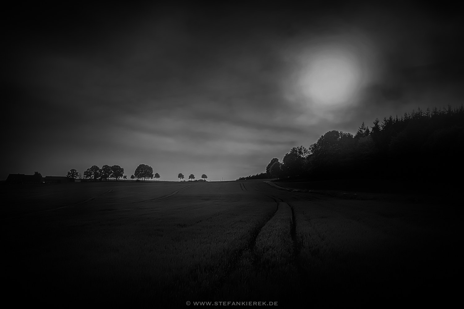 Canon EF-M 11-22mm F4-5.6 IS STM sample photo. Moonlight photography