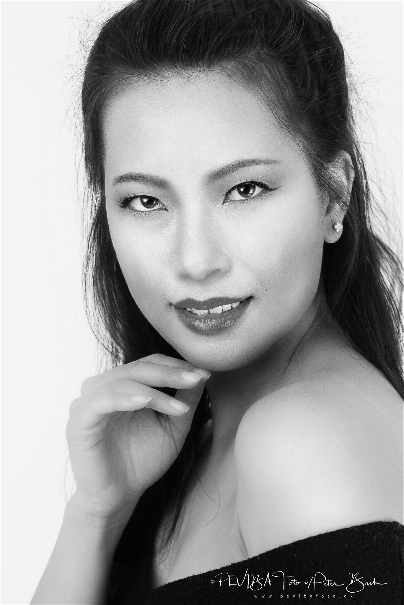 Nikon AF-S Nikkor 85mm F1.4G sample photo. Fine young girl (bw) photography
