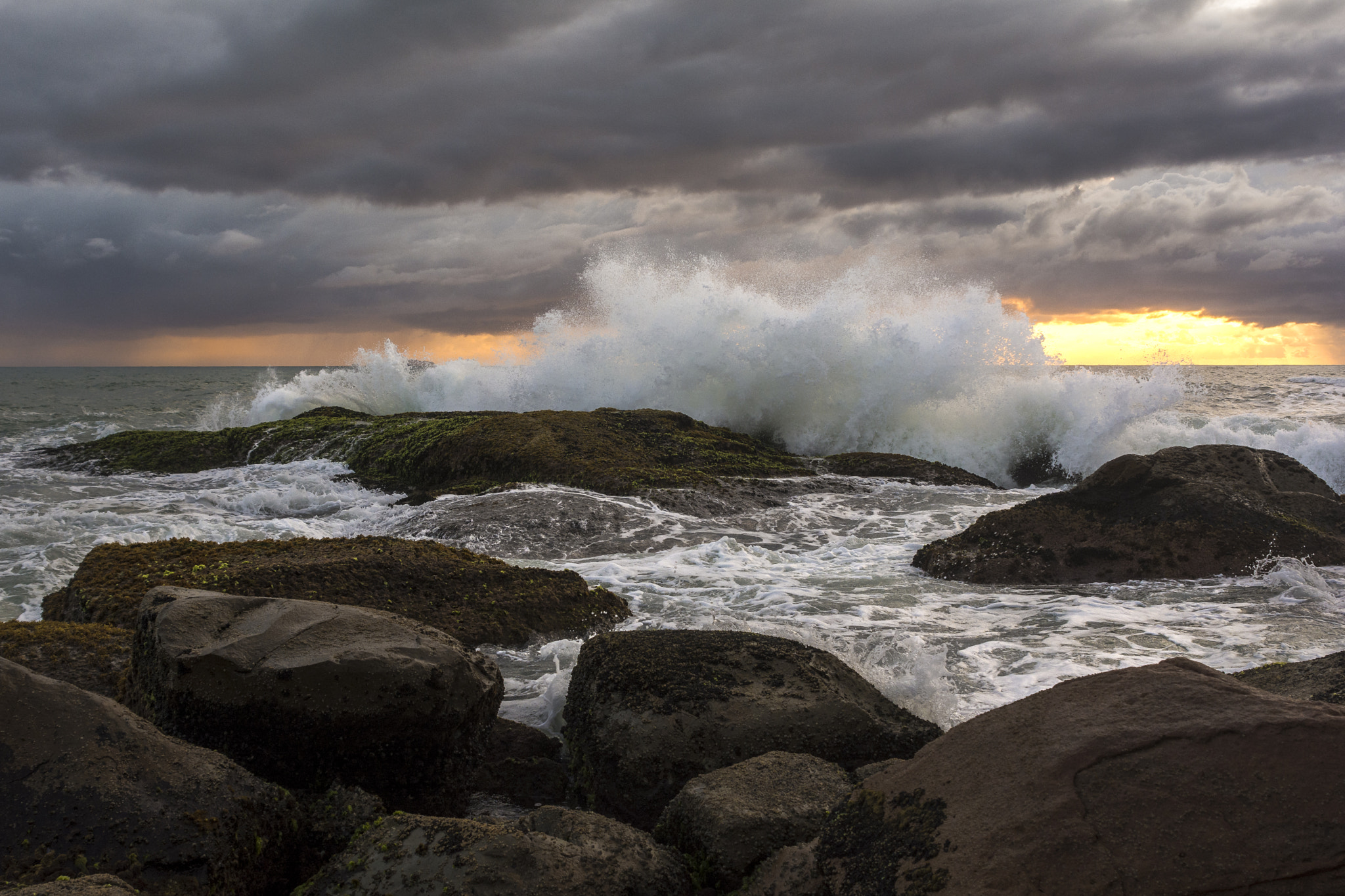 Nikon D7100 + Sigma 24-70mm F2.8 EX DG HSM sample photo. Crashing on rocks photography