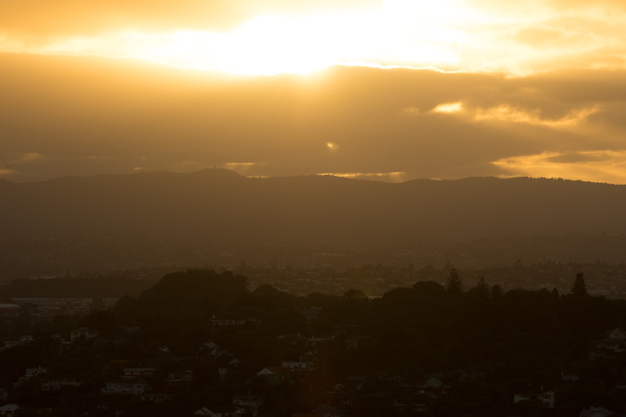 Sony a7 II + Sony FE 70-300mm F4.5-5.6 G OSS sample photo. West auckland sunset photography