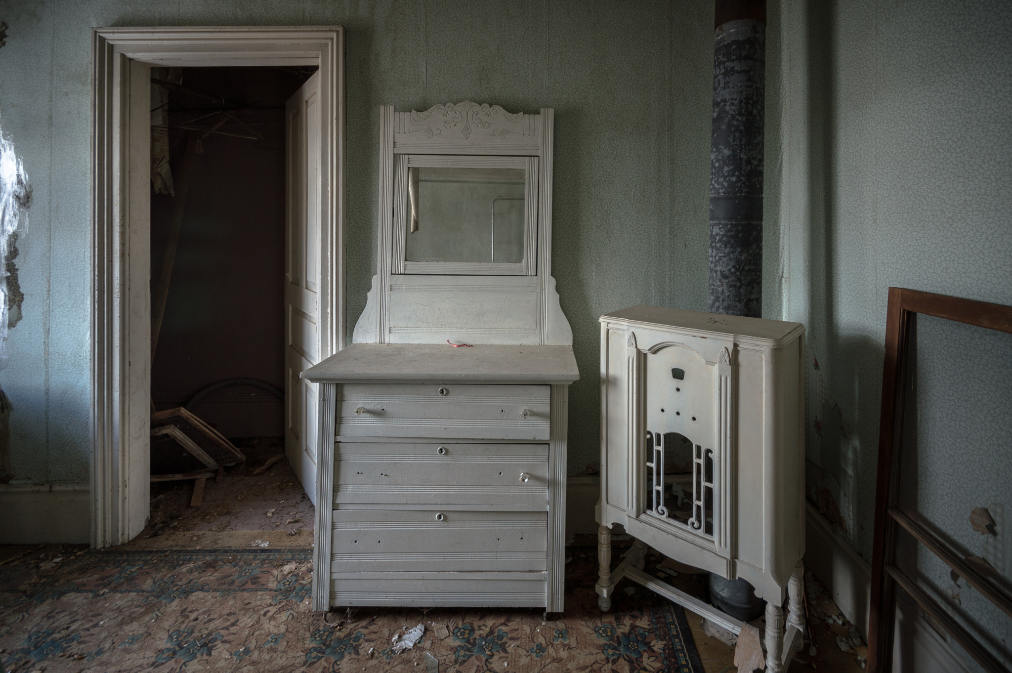 Sigma 10-20mm F4-5.6 EX DC HSM sample photo. Antique furniture abandoned house bedroom photography