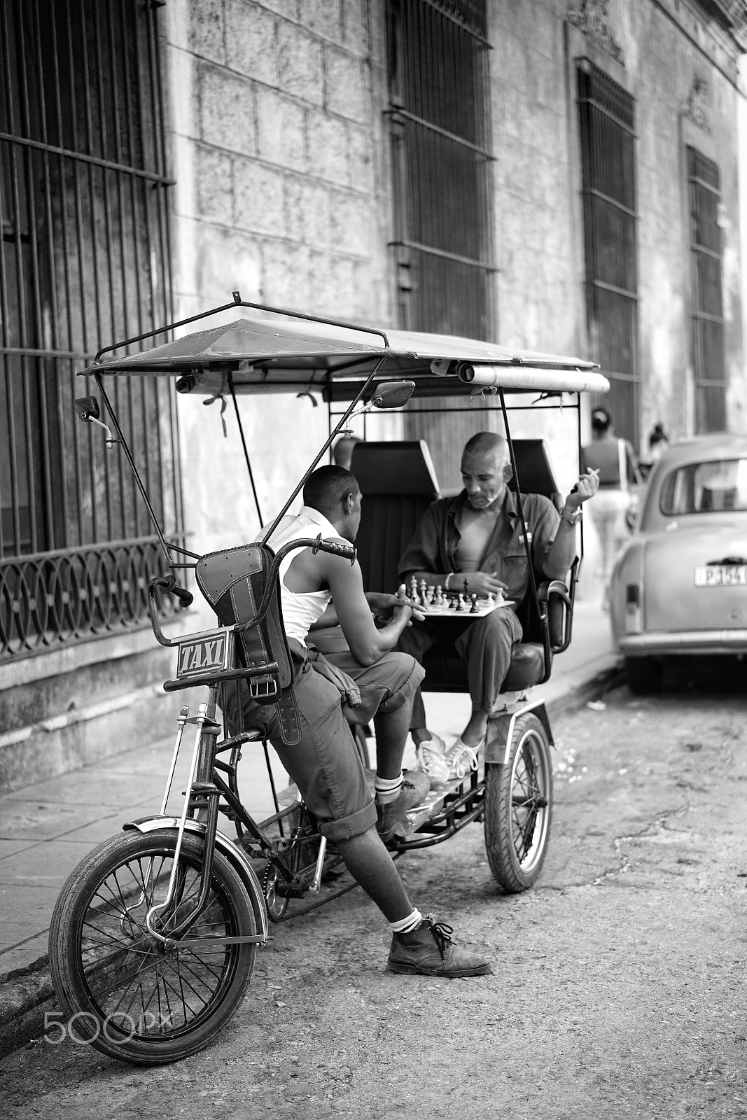 Sony a7R II + Sony Sonnar T* FE 55mm F1.8 ZA sample photo. Taxi drivers of cuba photography