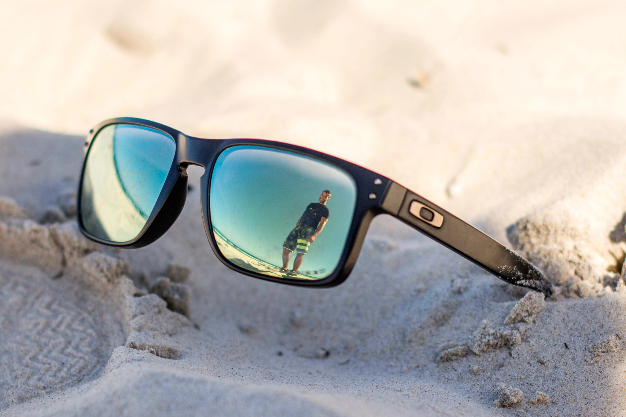 Nikon D7100 + Nikon AF-S Nikkor 50mm F1.4G sample photo. Reflection in sunglasses photography