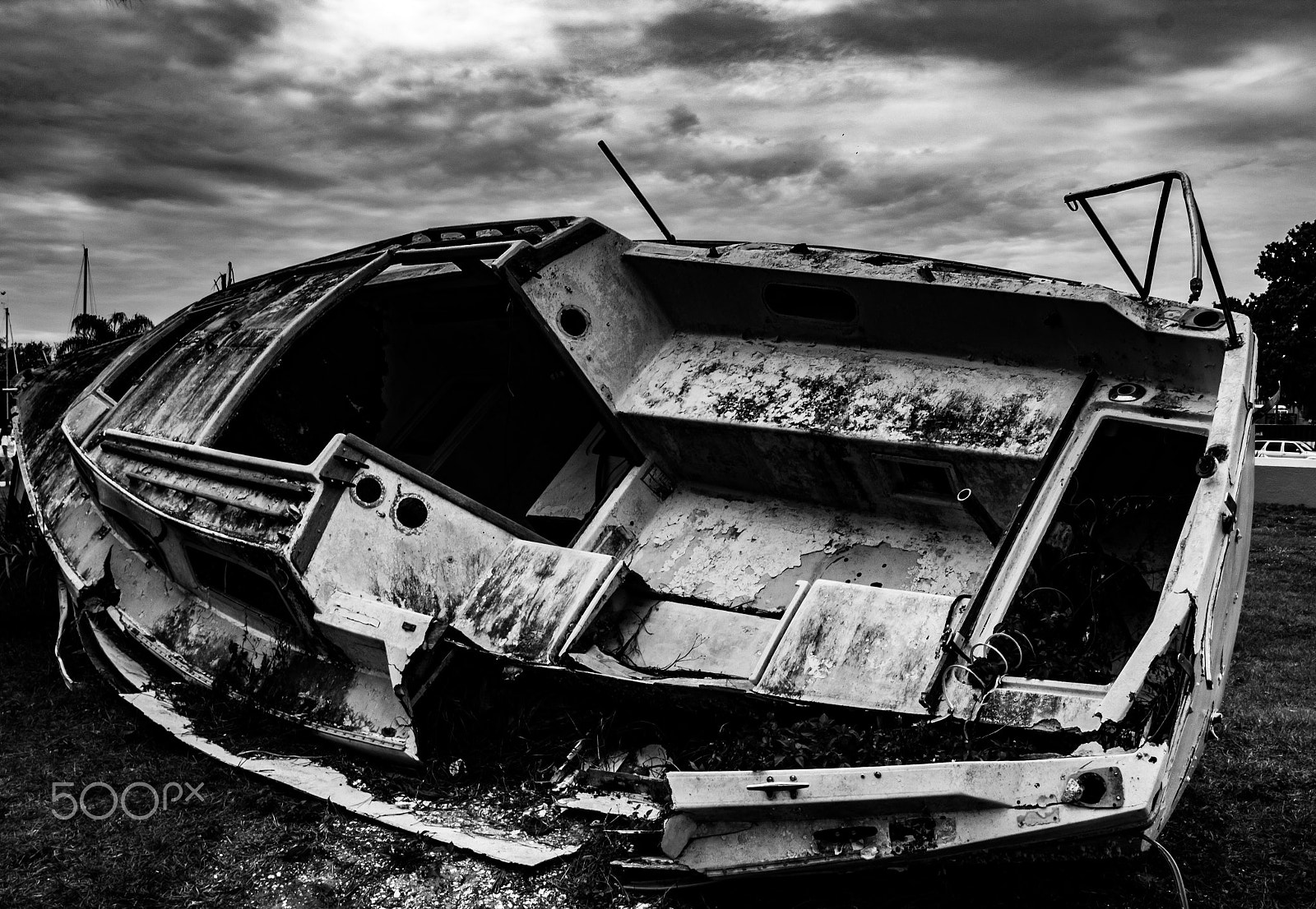 Canon EOS 600D (Rebel EOS T3i / EOS Kiss X5) + Tamron 18-270mm F3.5-6.3 Di II VC PZD sample photo. Abandoned boat-cloudy sky photography