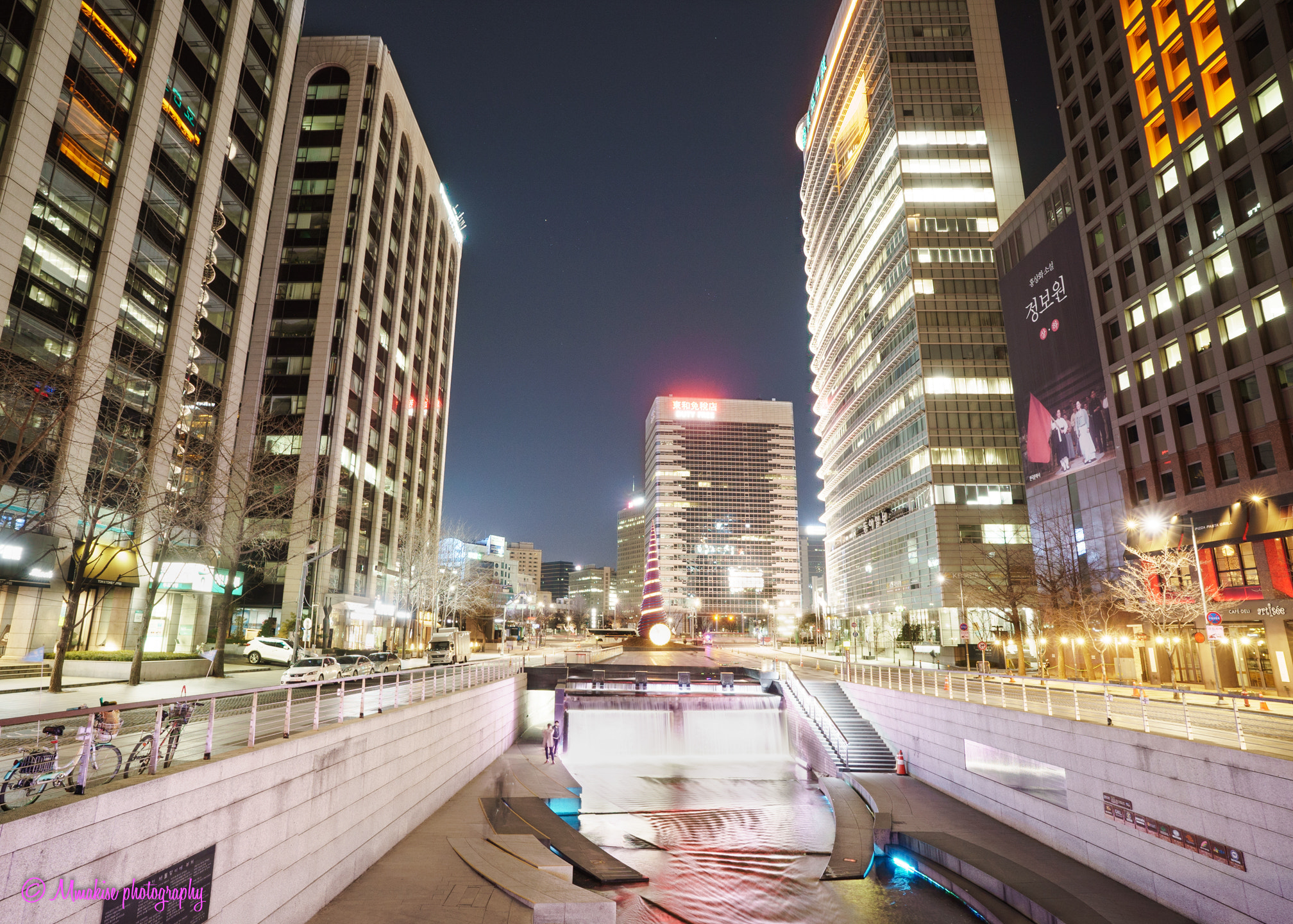 ZEISS Batis 18mm F2.8 sample photo. Rest area between buildings photography