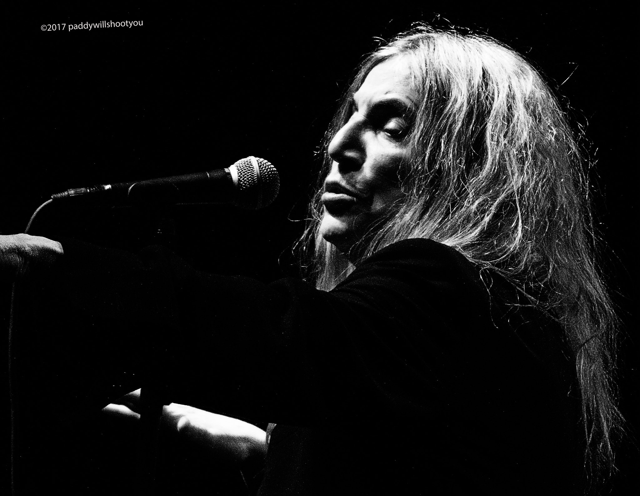 Nikon D5500 + Nikon AF-S DX Nikkor 55-200mm F4-5.6G VR sample photo. Patti smith in concert performing horses photography