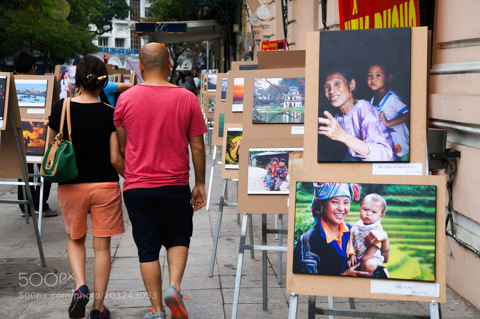 Sony Alpha NEX-F3 sample photo. A couple in street photography