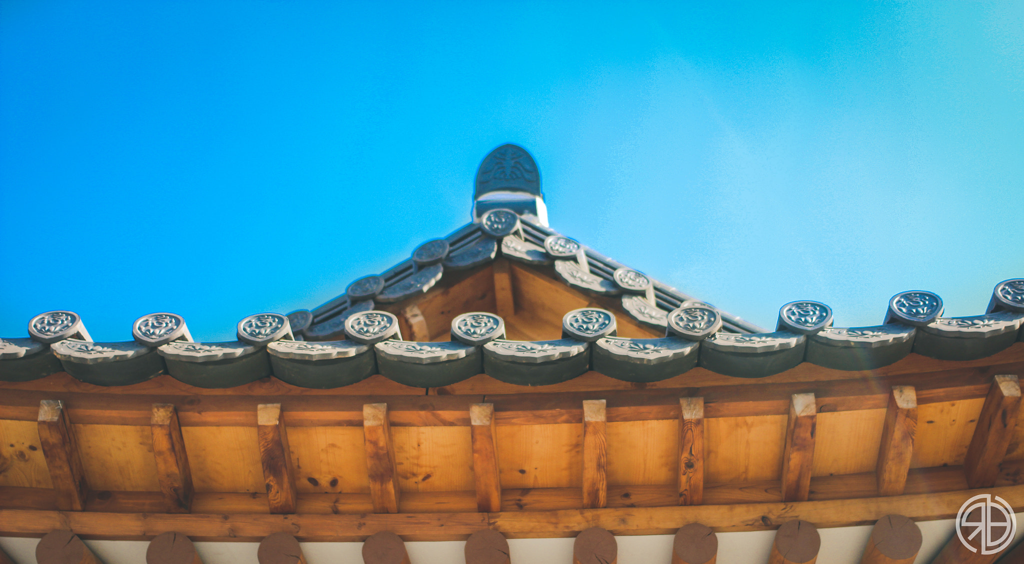 Canon EOS 100D (EOS Rebel SL1 / EOS Kiss X7) + Canon EF 40mm F2.8 STM sample photo. Traditional korean roof photography
