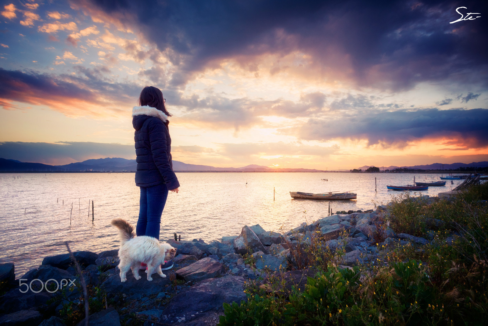 Nikon D810 + Nikon AF-S Nikkor 20mm F1.8G ED sample photo. Girl looking at the sunset photography