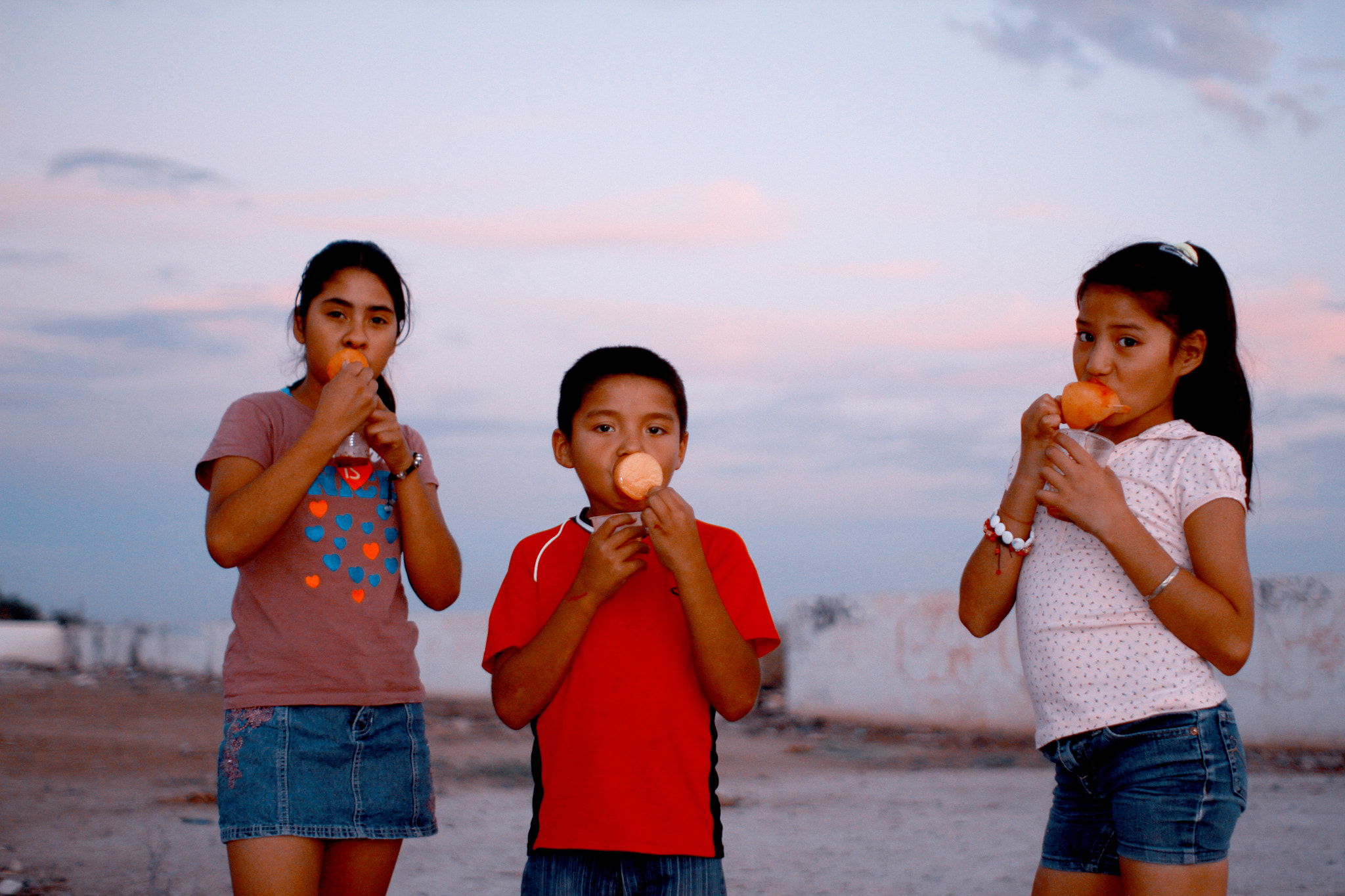 Canon EOS 7D + Sigma 30mm F1.4 EX DC HSM sample photo. Amigos comiendo mangoneadas photography