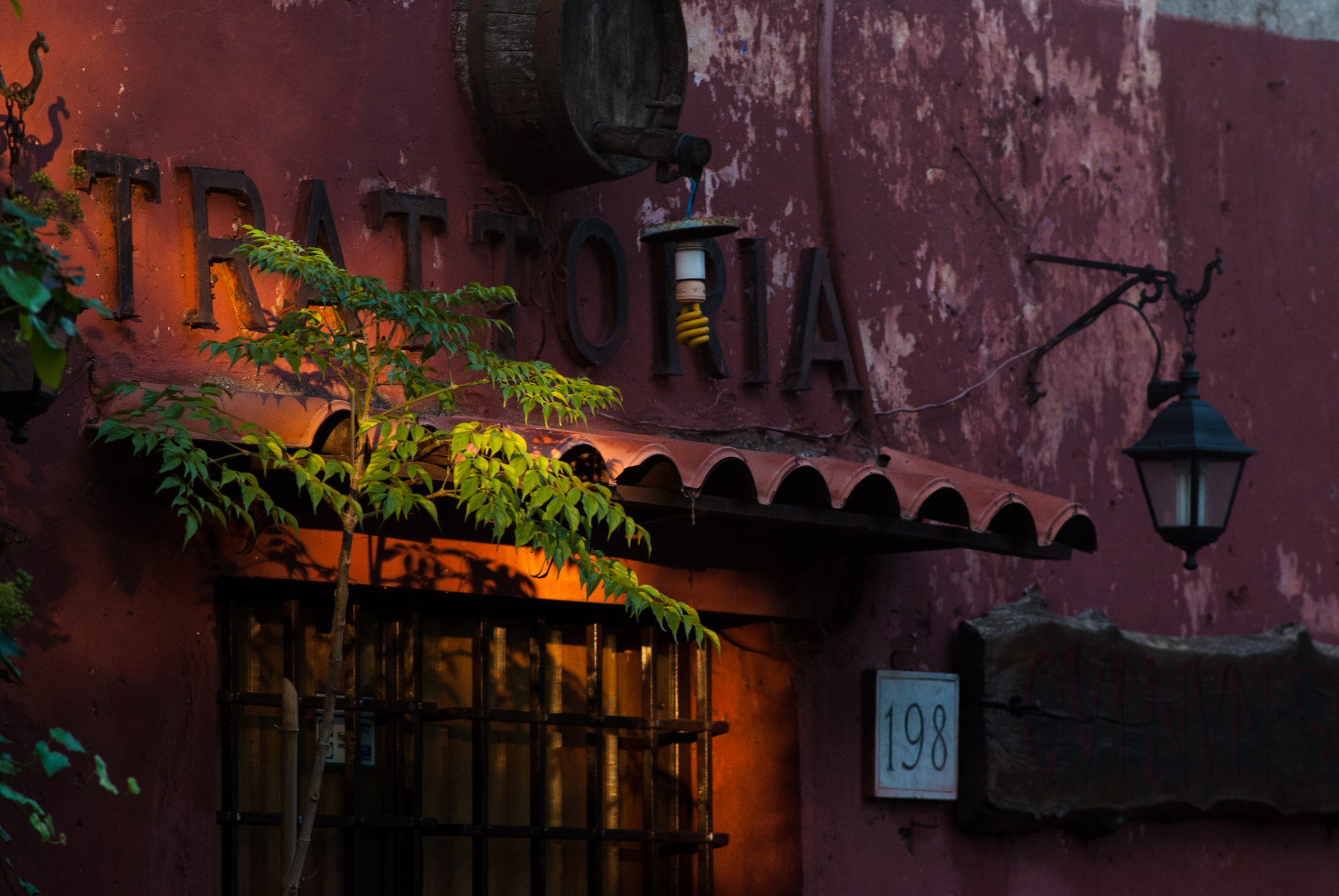 Nikon AF Nikkor 180mm F2.8D ED-IF sample photo. Trattoria photography