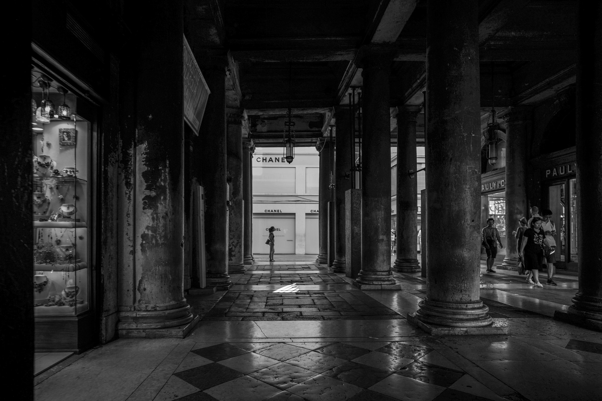 Leica M (Typ 240) + Leica Super-Elmar-M 21mm F3.4 ASPH sample photo. A lady standing across san marco square photography