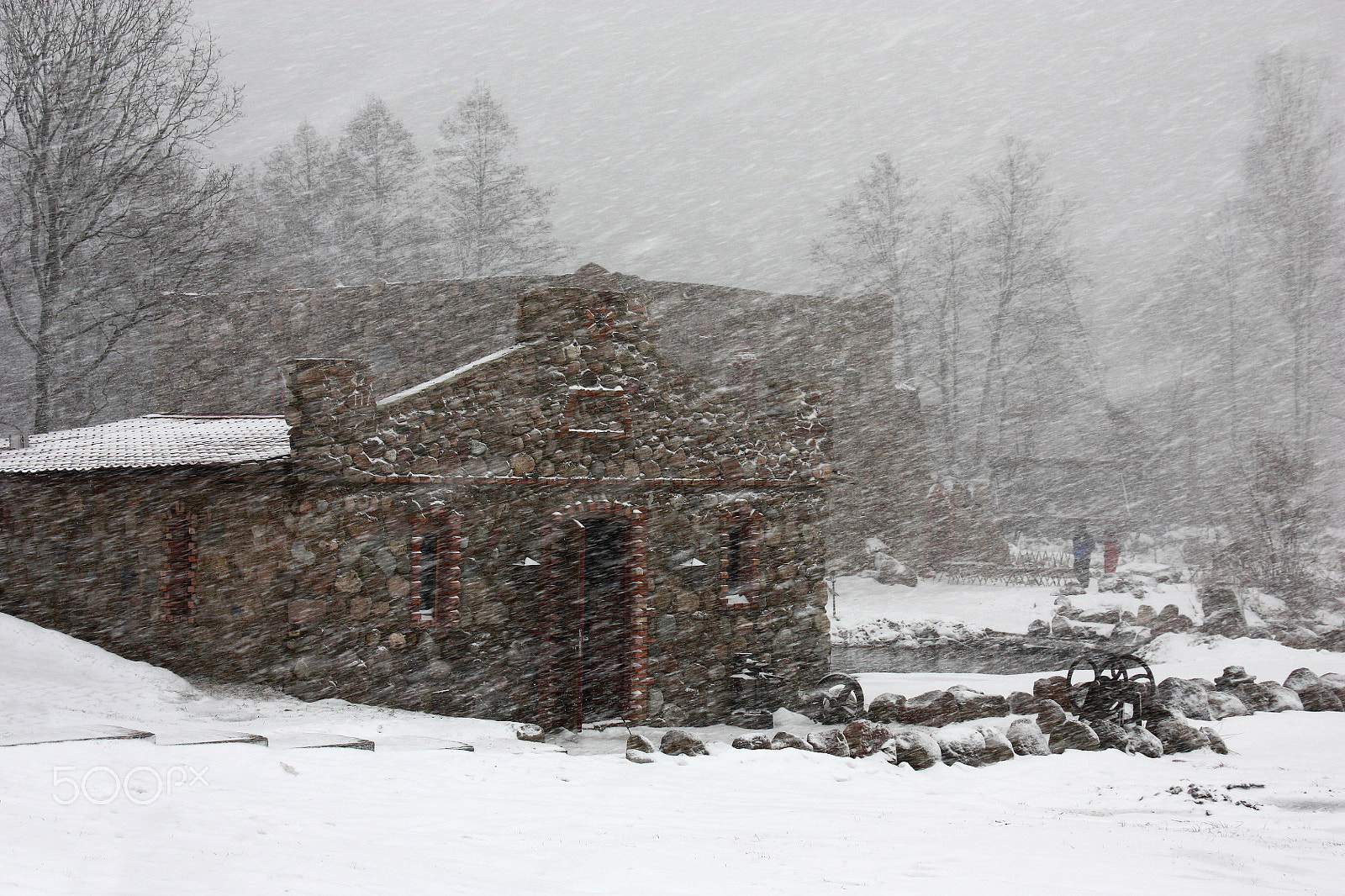 Canon EOS 450D (EOS Rebel XSi / EOS Kiss X2) sample photo. Stone buildings in a snowfall. photography