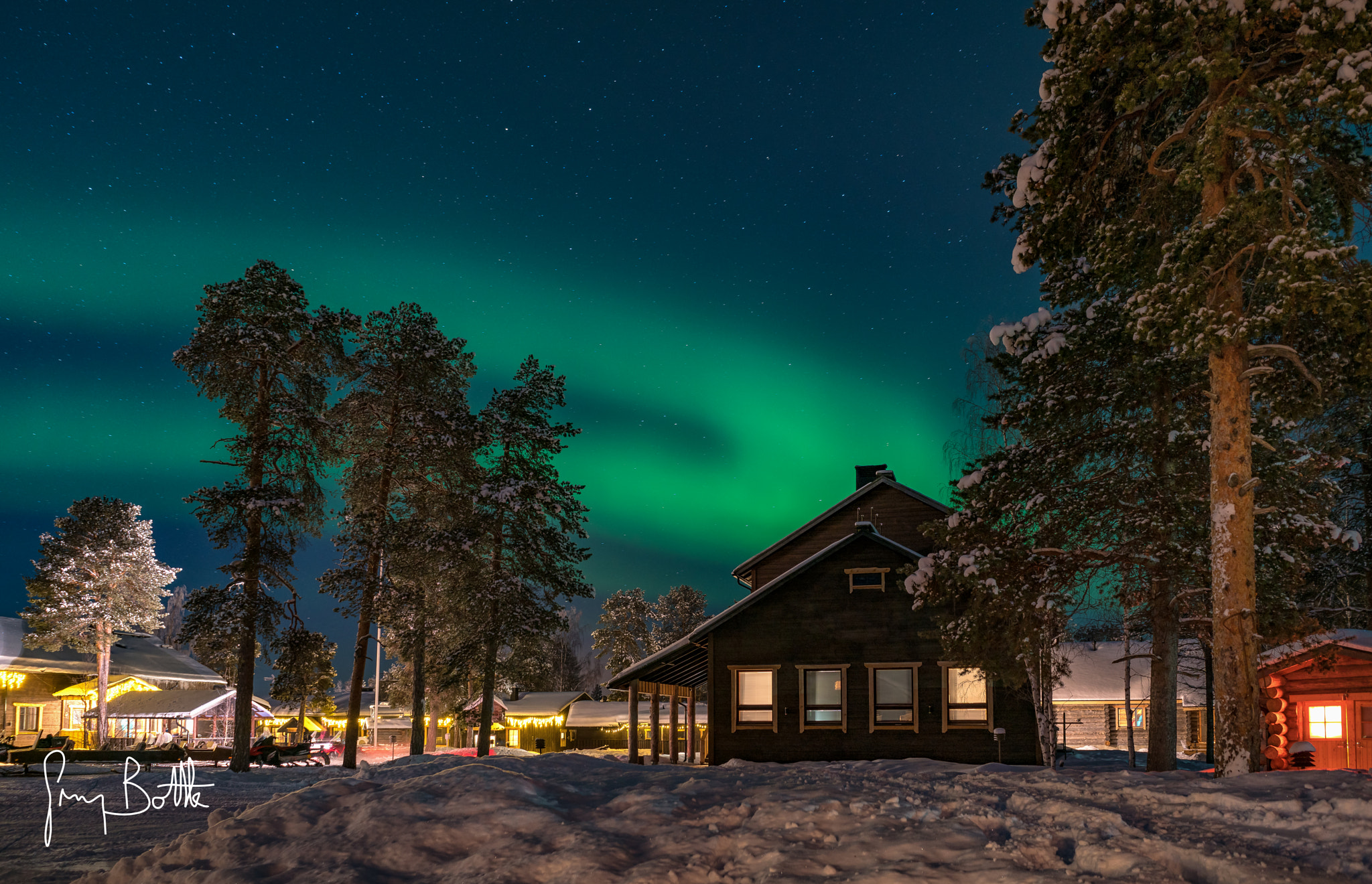 Sony FE 28mm F2 sample photo. Northern lights over the wilderness lodge nellim  photography