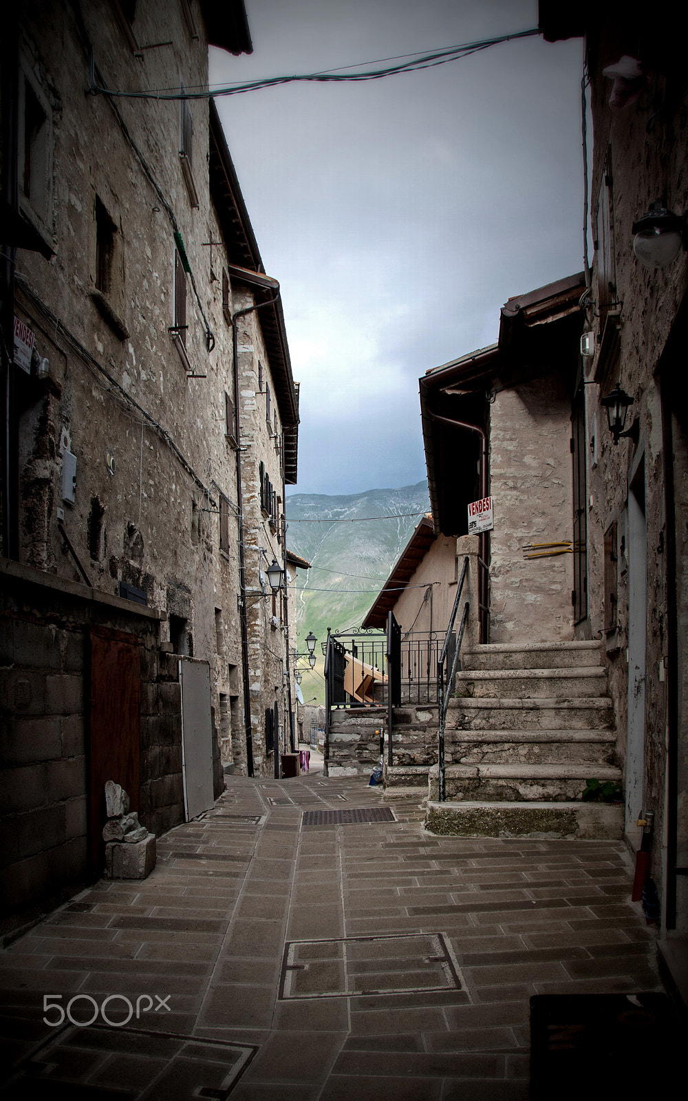 Canon EF-S 17-55mm F2.8 IS USM sample photo. ... dentro il vecchio castello photography