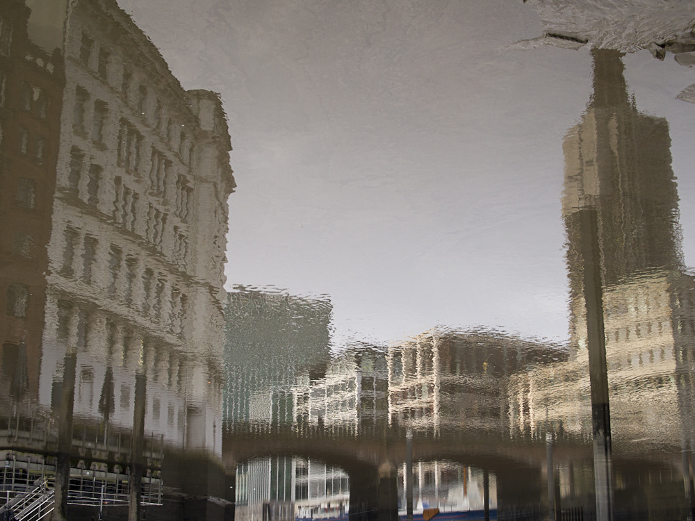 Olympus OM-D E-M5 + Olympus M.Zuiko Digital 25mm F1.8 sample photo. Hamburg reflection photography