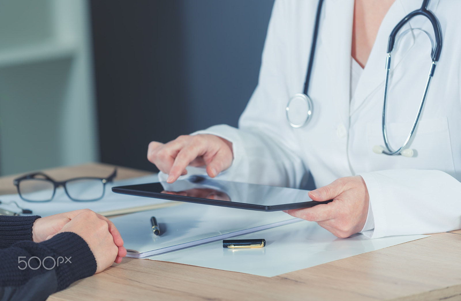 Nikon D810 + Nikon AF-S Nikkor 70-200mm F4G ED VR sample photo. Female doctor presenting medical exam results to patient using t photography