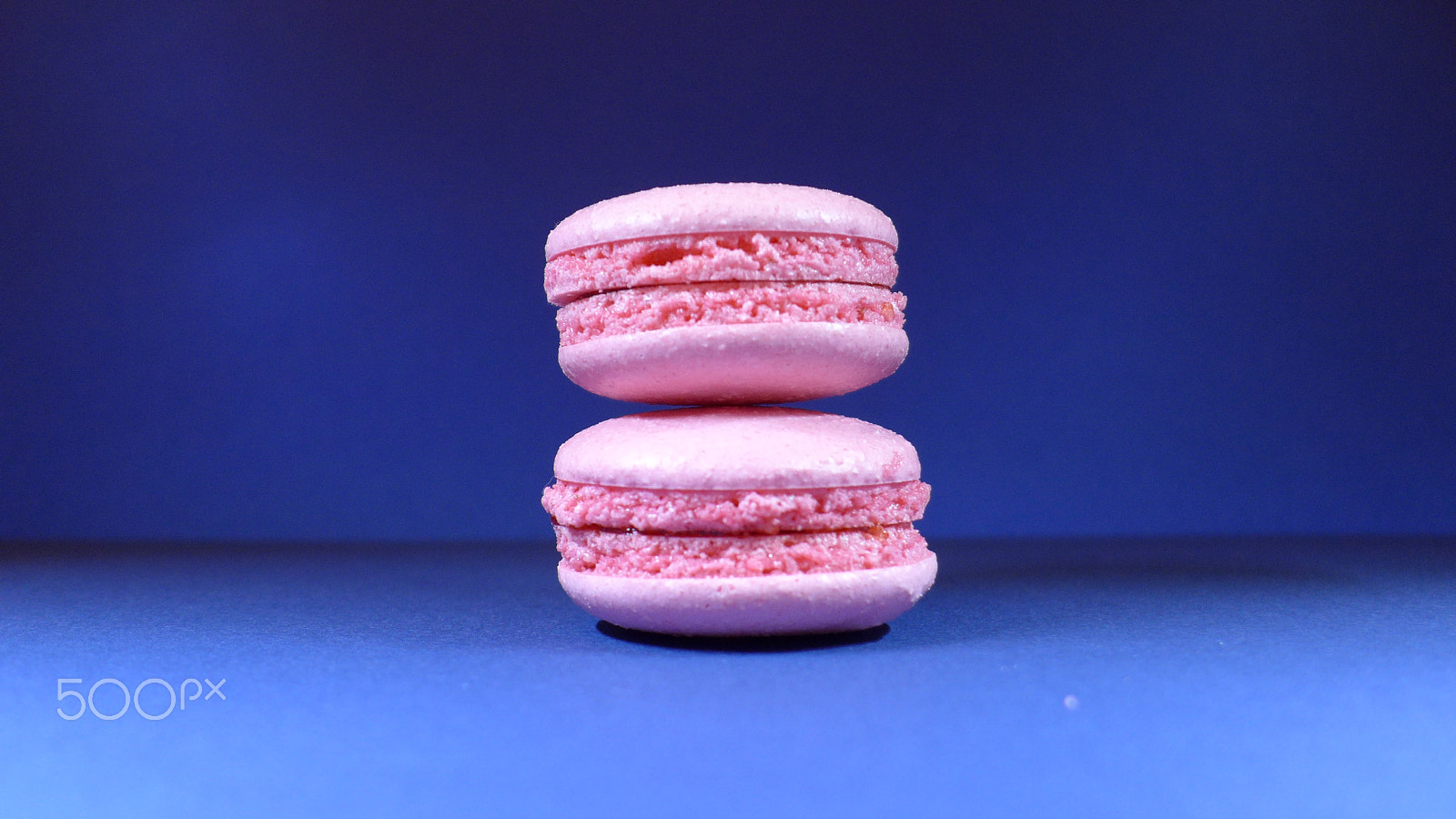 Leica D-Lux 6 sample photo. Macaroon on blue background photography