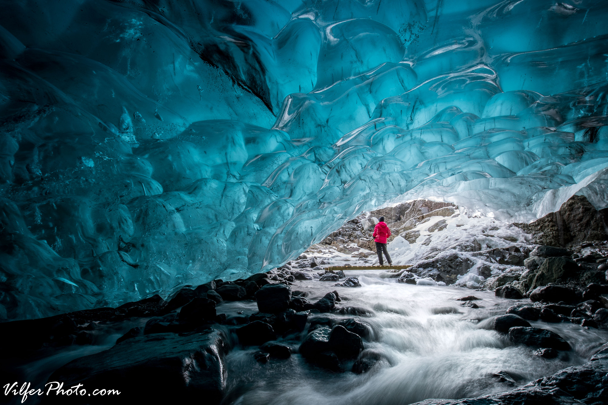 Canon EF 16-35mm F4L IS USM sample photo. Leaving the cave photography