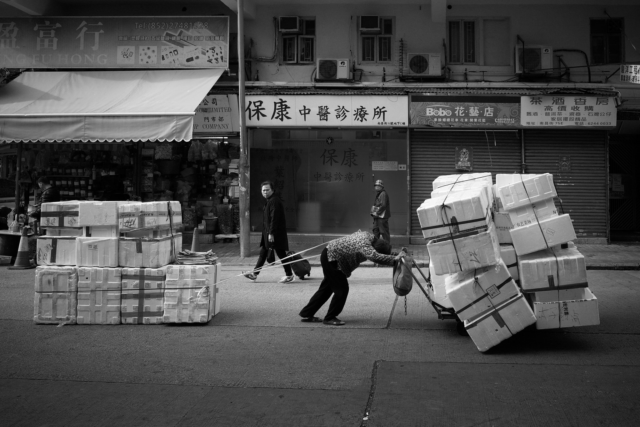 Ricoh GR + GR Lens sample photo. Trolley lady photography