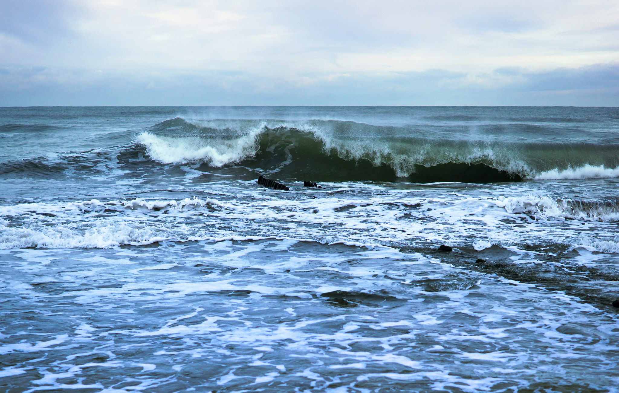 Sony Alpha NEX-3N + E 50mm F1.8 OSS sample photo. Sea wave waves beat on the rocks photography