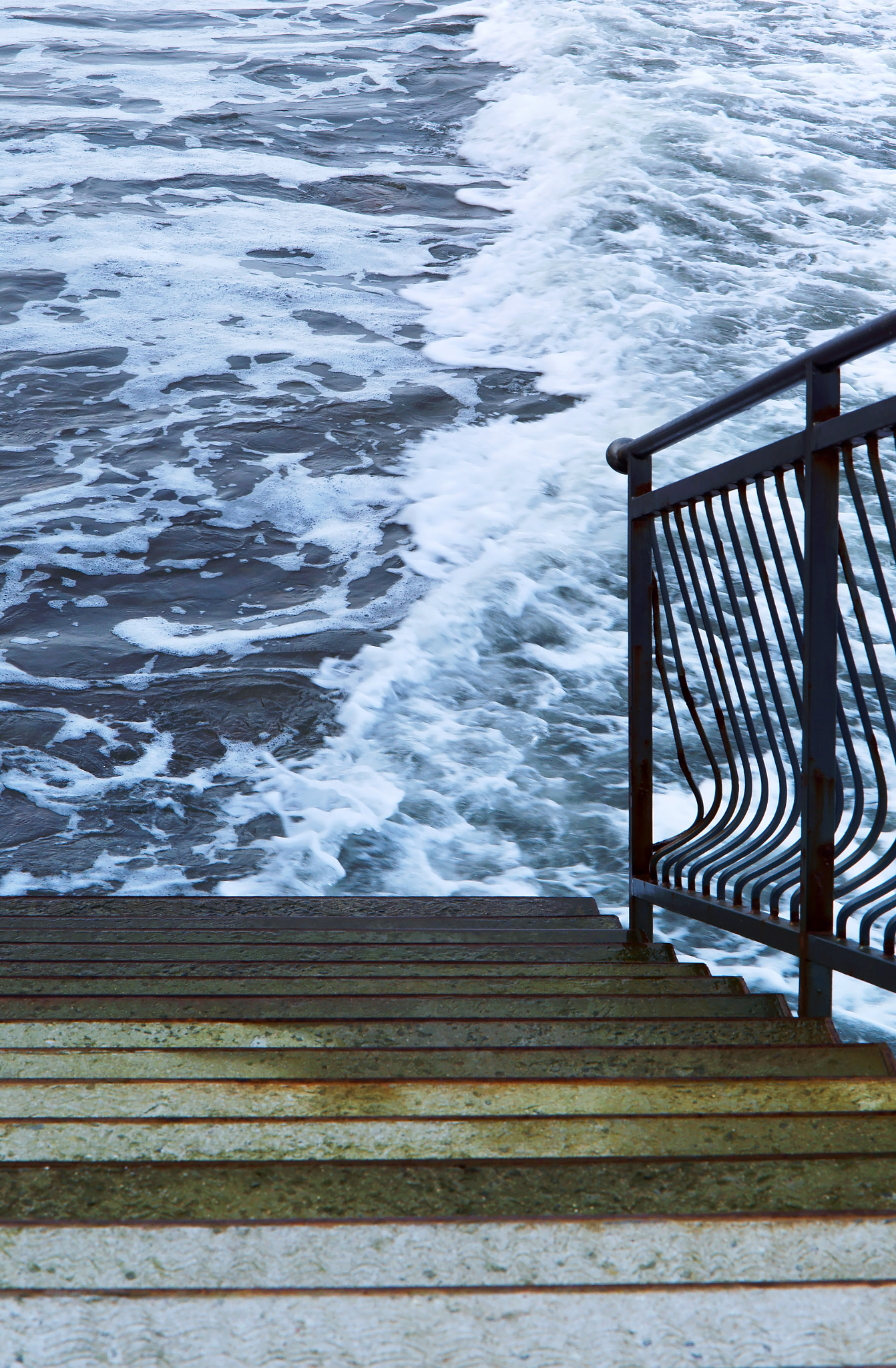 Sony Alpha NEX-3N + E 50mm F1.8 OSS sample photo. Sea wave waves beat on the rocks, ladder photography