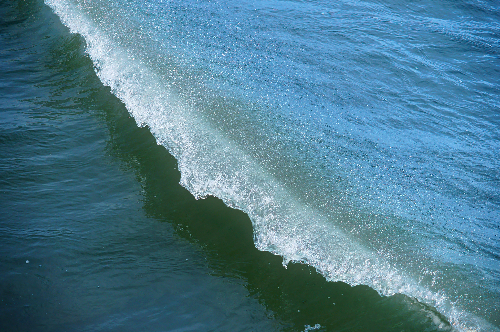 Sony Alpha NEX-3N + E 50mm F1.8 OSS sample photo. Sea wave waves beat on the rocks photography