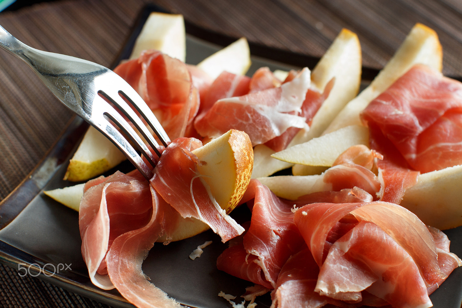 Canon EOS 650D (EOS Rebel T4i / EOS Kiss X6i) + Canon EF 50mm F1.2L USM sample photo. Appetizer with pear and italian parma ham photography